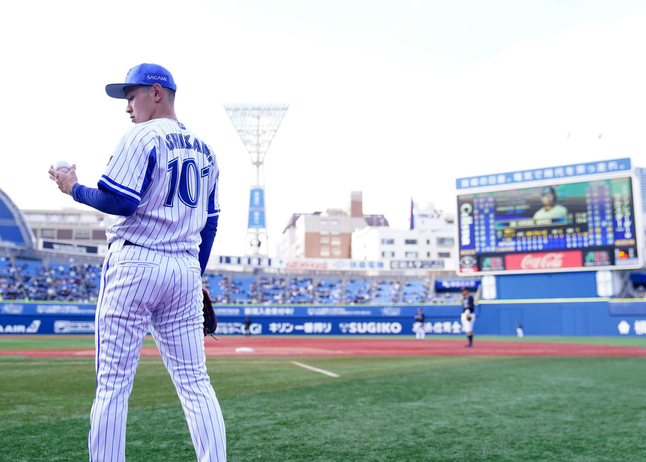 DeNA対オリックス　6回裏、投球練習するDeNA2番手の石川（撮影・江口和貴）