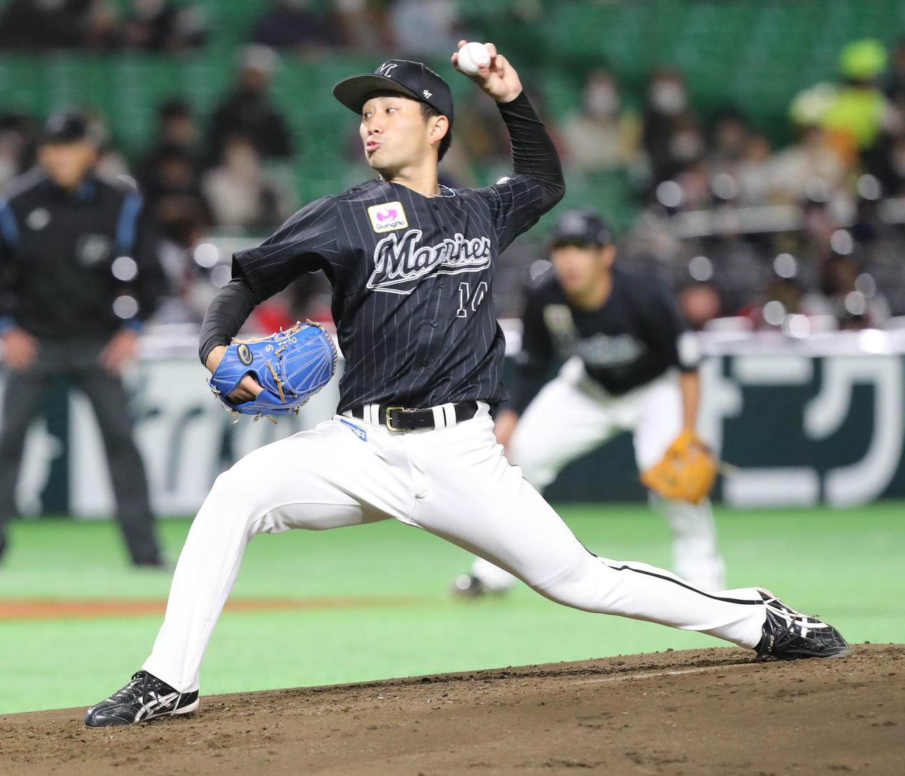 ソフトバンク対ロッテ　2回裏を投げる小島（撮影・屋方直哉）