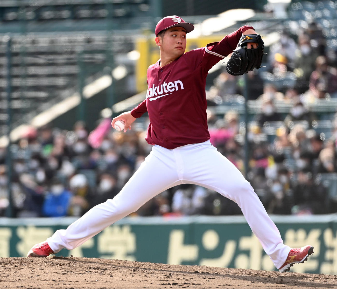 阪神対楽天　楽天4番手の小峯（撮影・前岡正明）