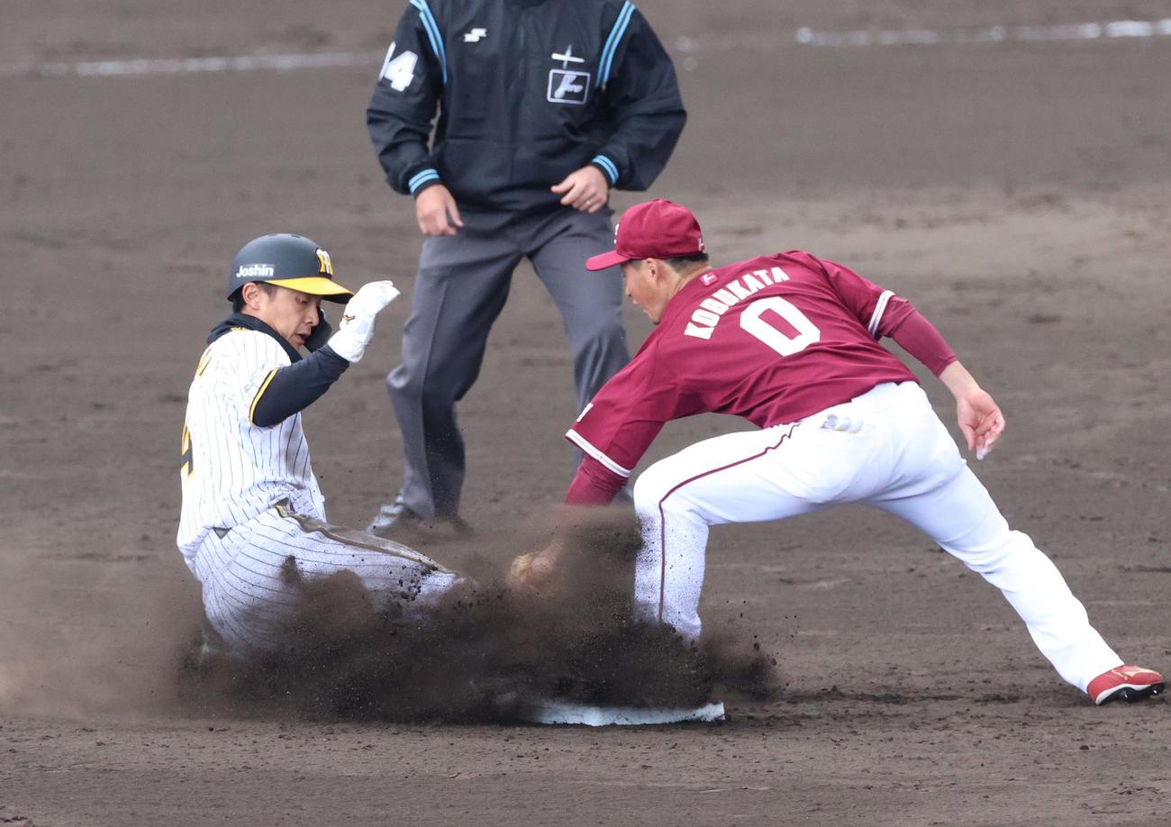 2回裏阪神無死一、三塁、二盗に成功する熊谷（撮影・上田博志）