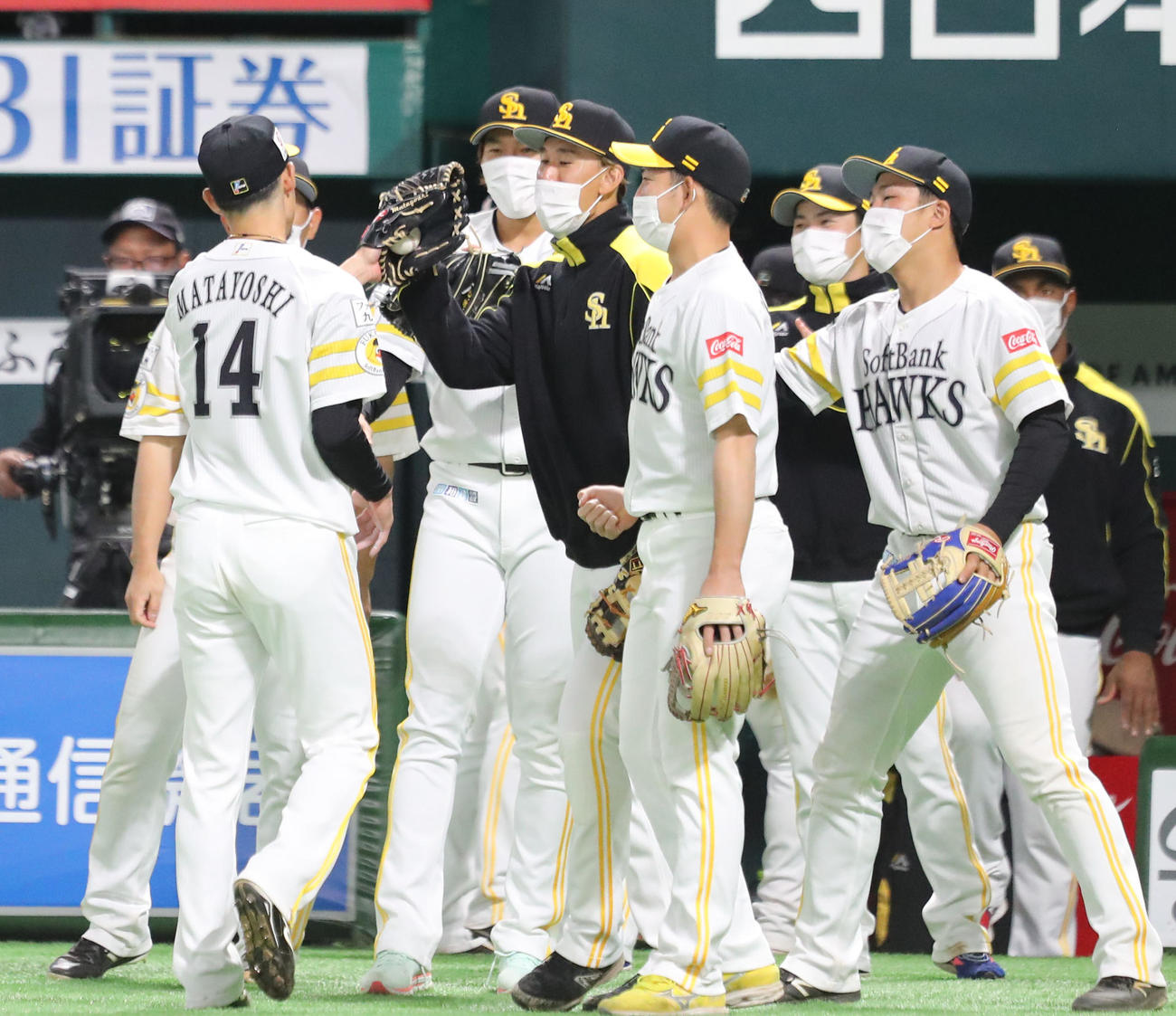 ソフトバンク対ロッテ　9回に登板した又吉克樹はきっちり抑えベンチに引き上げる（撮影・梅根麻紀）