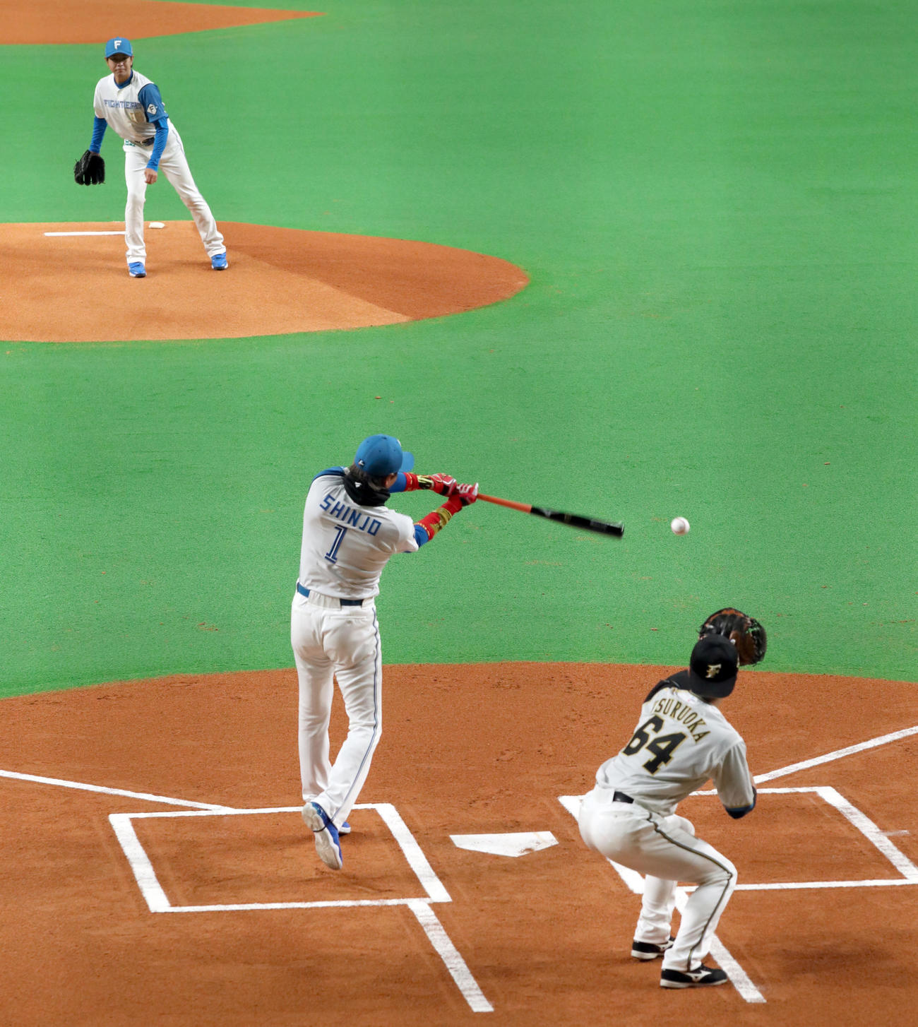 日本ハム対巨人　鶴岡氏の引退セレモニーで打者を務める日本ハム新庄監督（撮影・佐藤翔太）