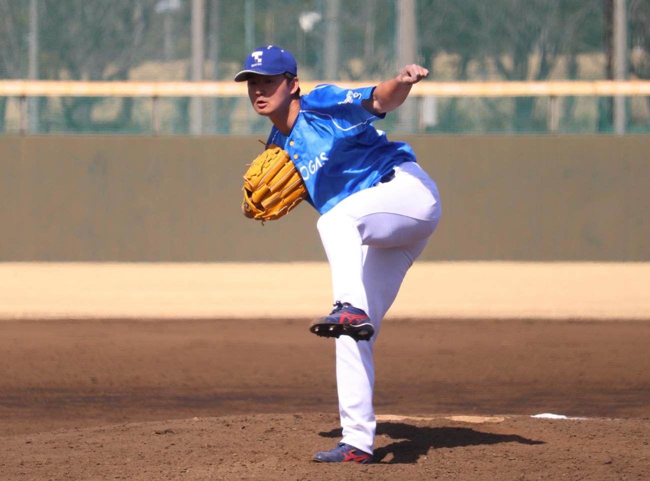 東京ガス対専大オープン戦　6回を1失点に抑えた東京ガス・高橋佑樹投手（撮影・阿部泰斉）