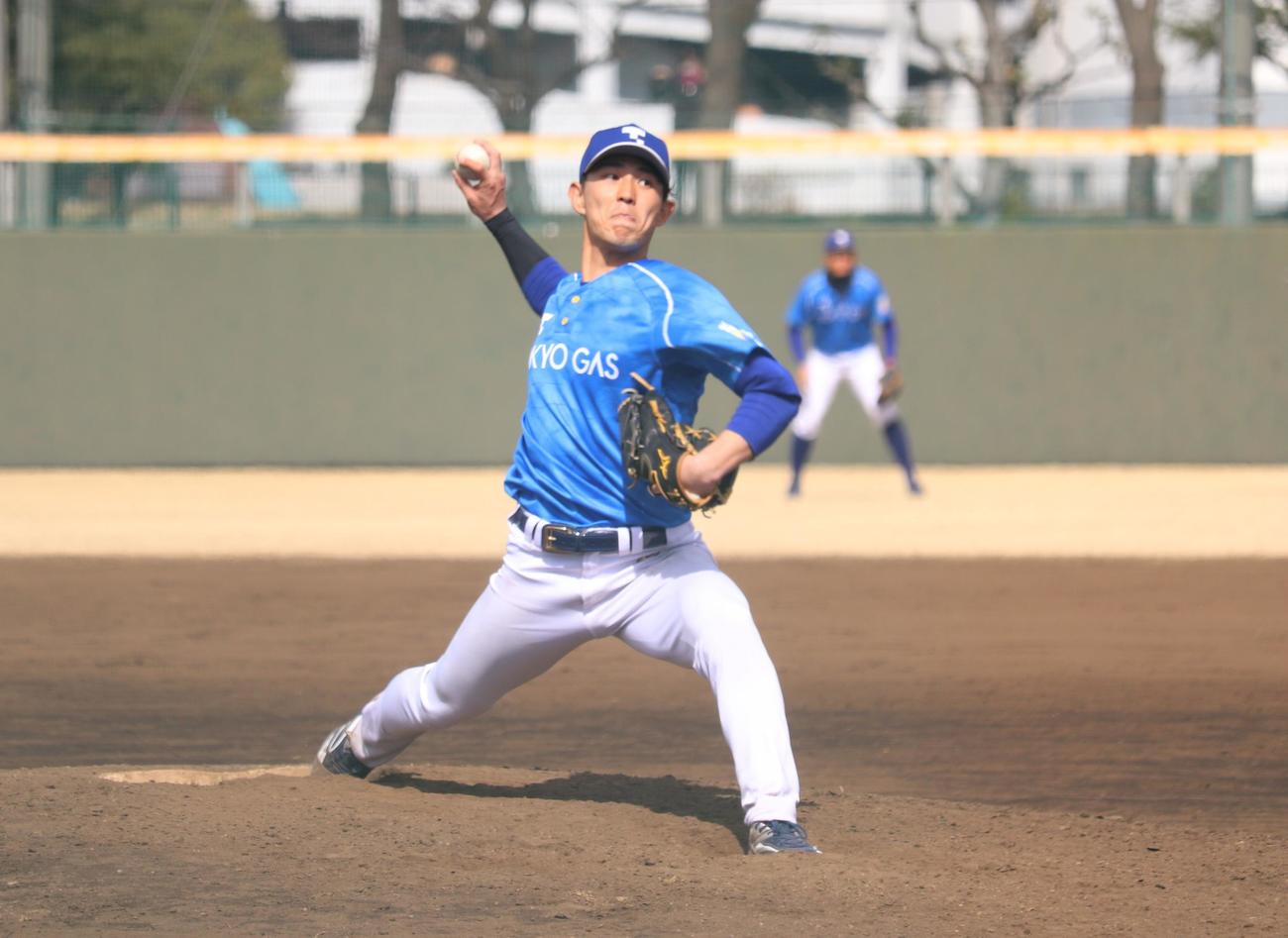 東京ガス対専大オープン戦　2番手で登板し、2イニングで5つの三振を奪った東京ガス・皆川喬涼投手（撮影・阿部泰斉）