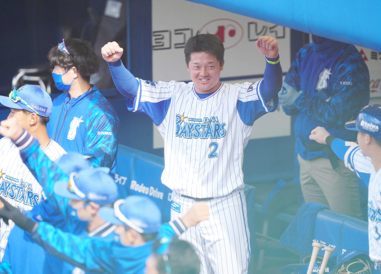 DeNA対オリックス　2回裏、リクエストの結果、生還が認められ、ベンチでガッツポーズを見せるDeNA牧（中央）（撮影・江口和貴）