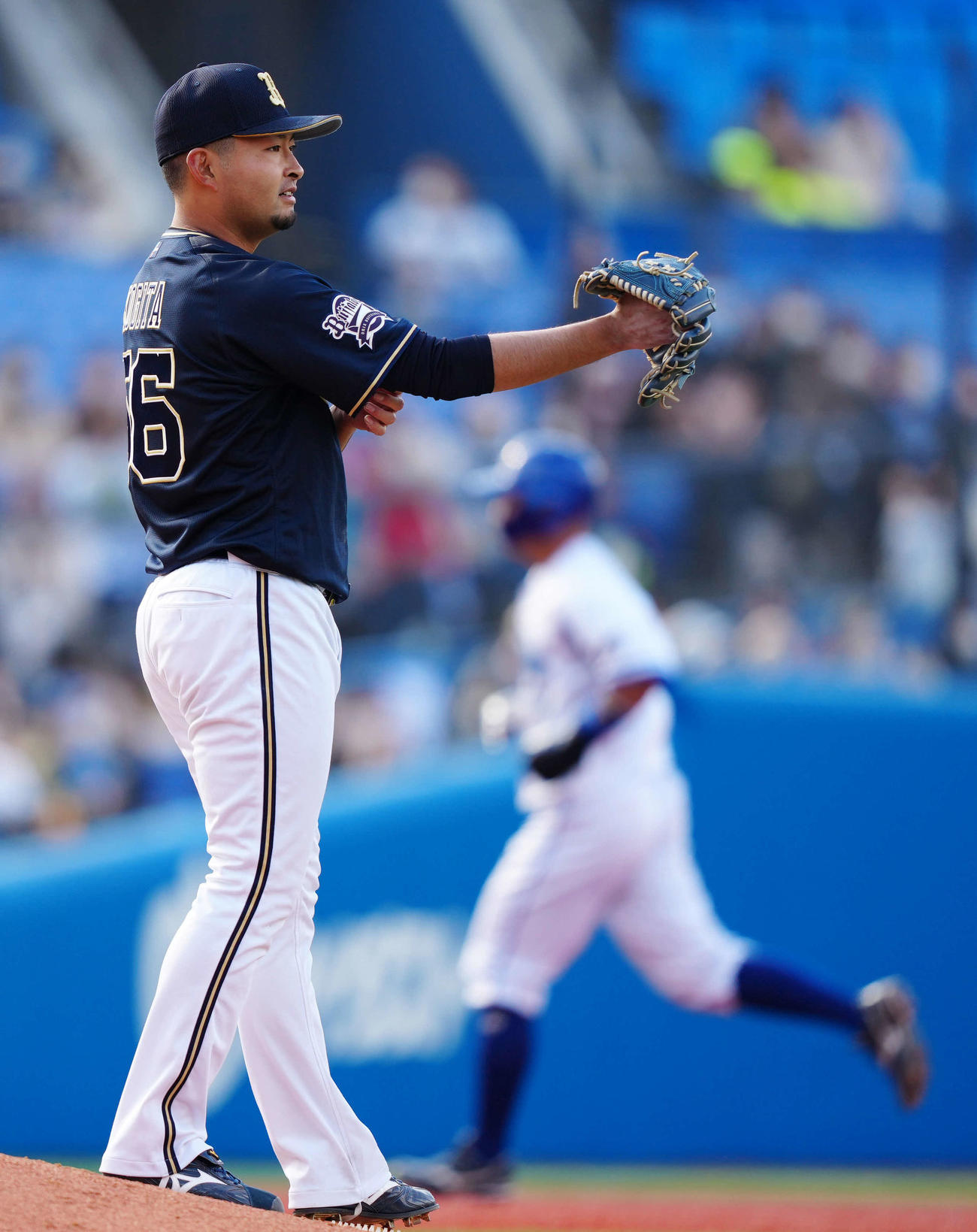 DeNA対オリックス　6回裏DeNA2死、嶺井（後方）にソロ本塁打を浴びた小木田（撮影・江口和貴）