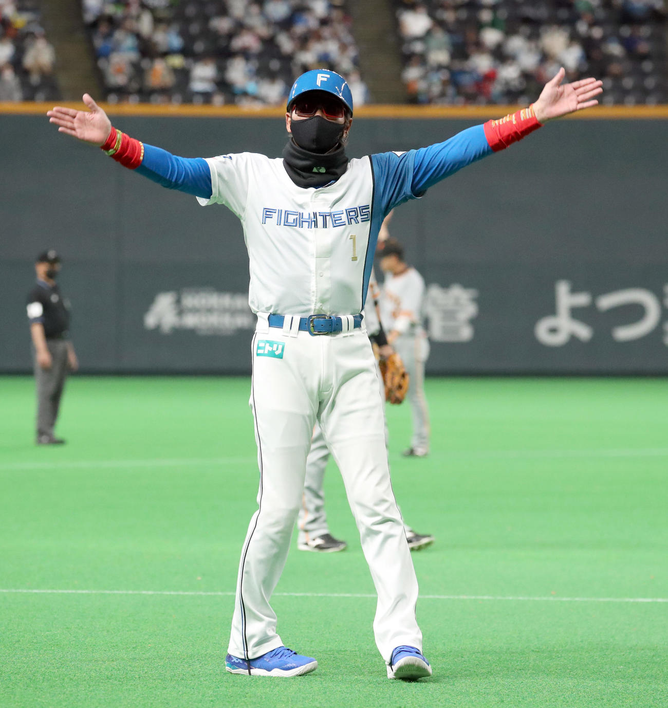 日本ハム対巨人　三塁コーチを務めながら盛り上げる日本ハム新庄監督（撮影・佐藤翔太）