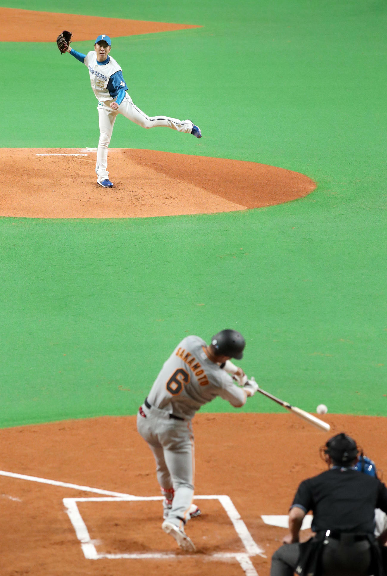日本ハム対巨人　1回表巨人1死一塁、坂本を二併殺打に仕留める日本ハム宮西（撮影・佐藤翔太）