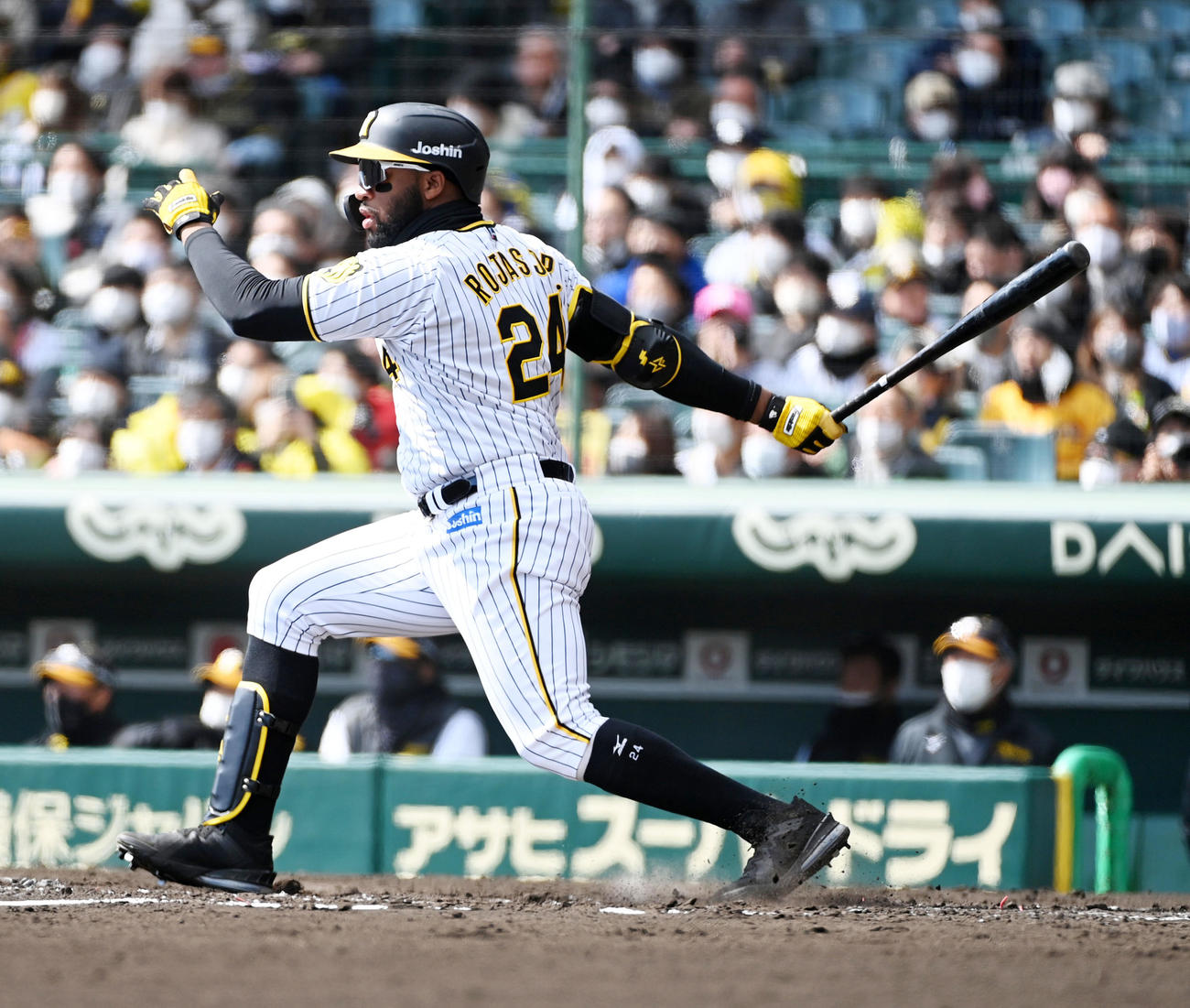 阪神対楽天　3回裏阪神無死、ロハス・ジュニアは中越え二塁打を放つ（撮影・前岡正明）