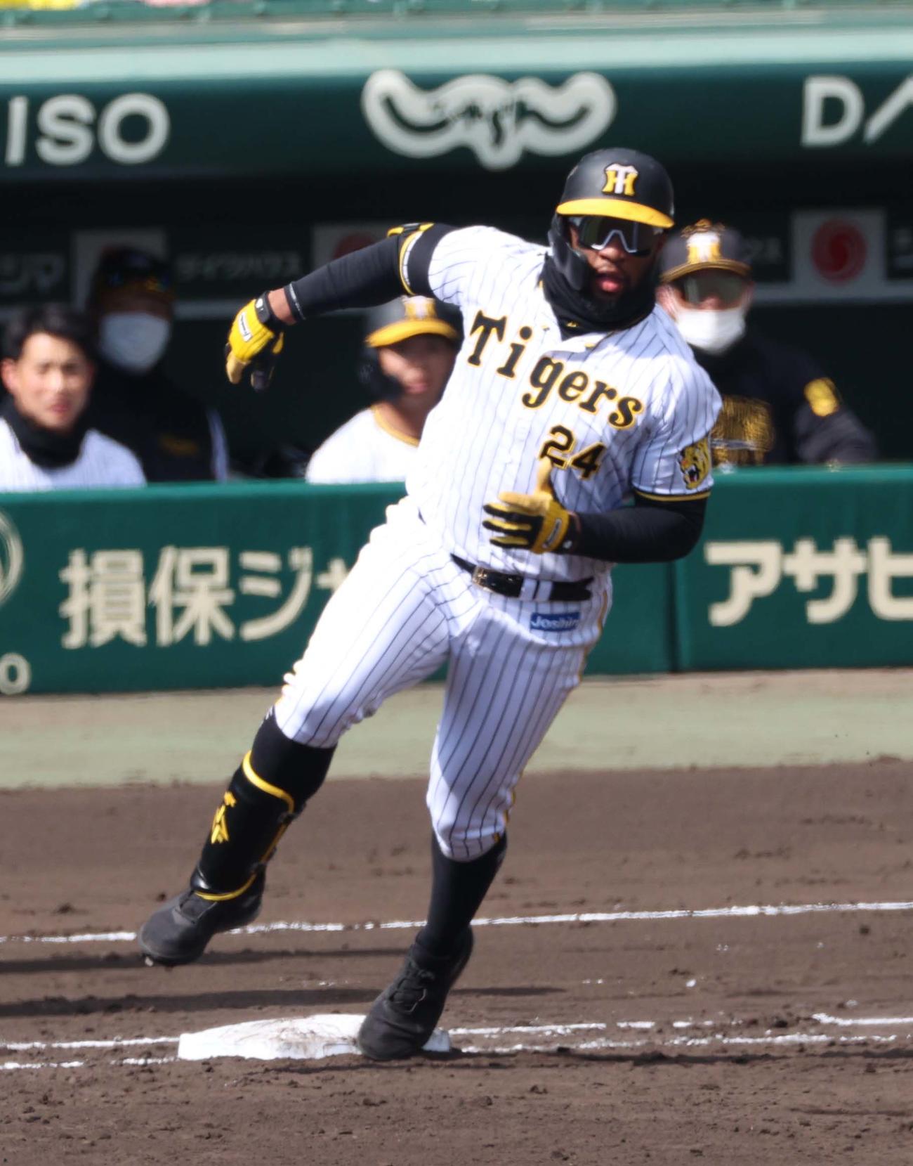 阪神対楽天オープン戦　2回裏阪神無死、中越え二塁打を放つロハス・ジュニア（撮影・上田博志）