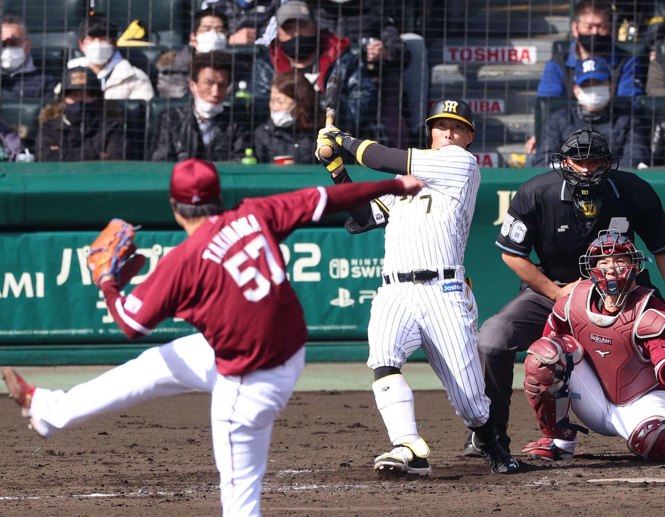 阪神対楽天　4回裏阪神1死二塁、バックスクリーンへ2点本塁打を放つ糸井（撮影・上田博志）