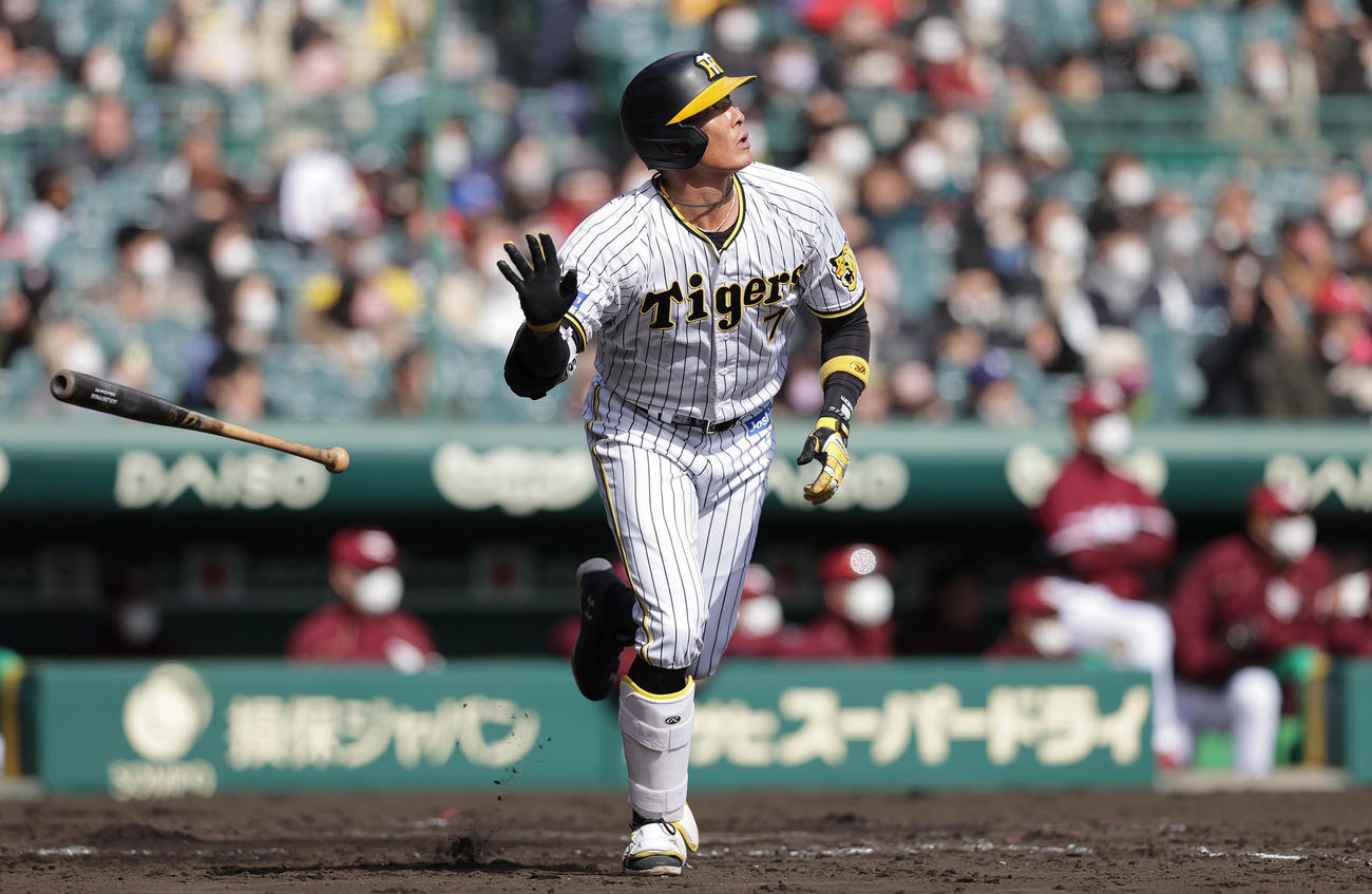 阪神対楽天　4回裏阪神1死二塁、中越え2点本塁打を放つ糸井（撮影・前田充）