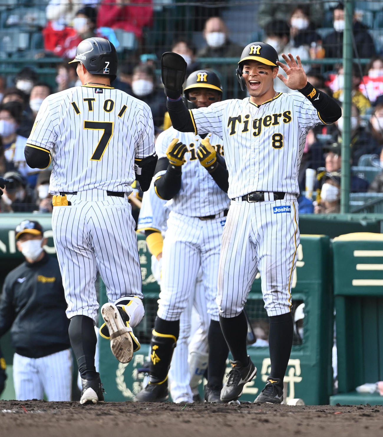 阪神対楽天　4回裏阪神1死二塁、バックスクリーンに2点本塁打を放った糸井（左）を笑顔で迎える佐藤輝（撮影・前岡正明）