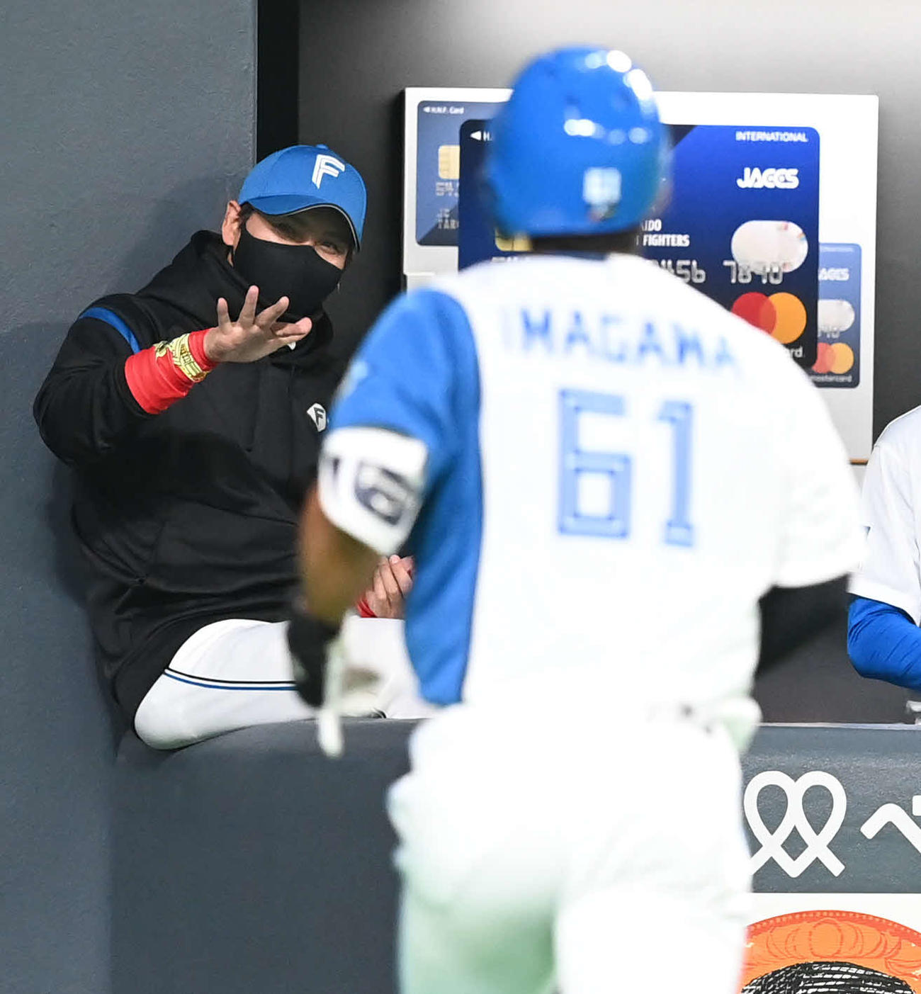 日本ハム対巨人　5回裏日本ハム無死、ソロ本塁打を放った今川（手前）を迎える新庄監督（撮影・たえ見朱実）
