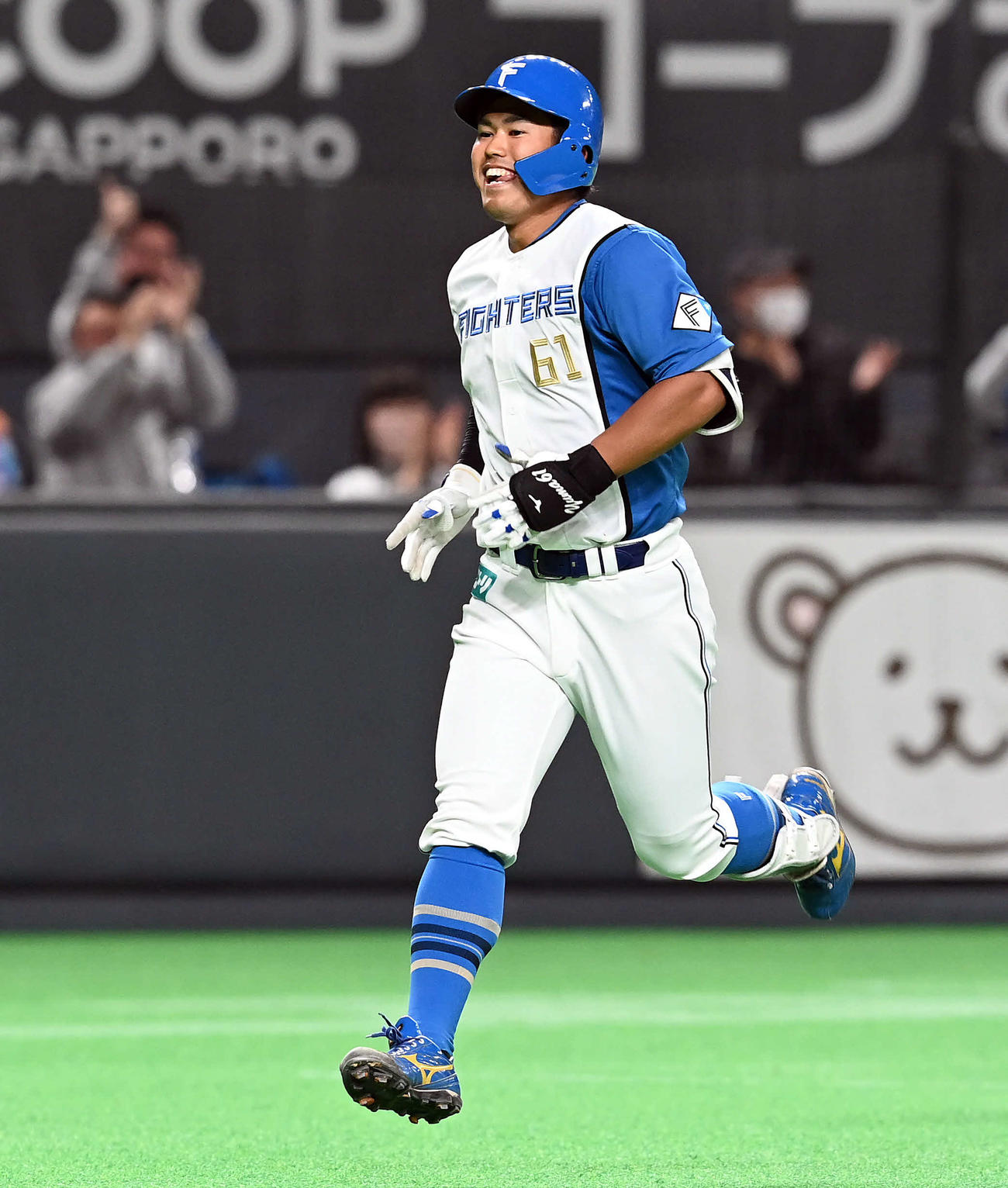 日本ハム対巨人　5回裏日本ハム無死、ソロ本塁打を放ち笑顔を見せる今川（撮影・たえ見朱実）