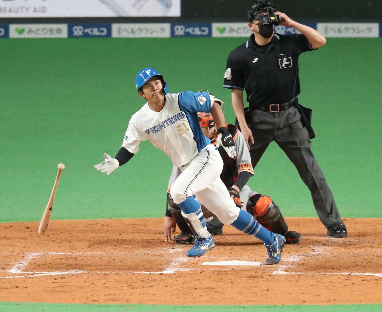 日本ハム対巨人　5回裏日本ハム無死、左越え本塁打を放つ今川（撮影・黒川智章）
