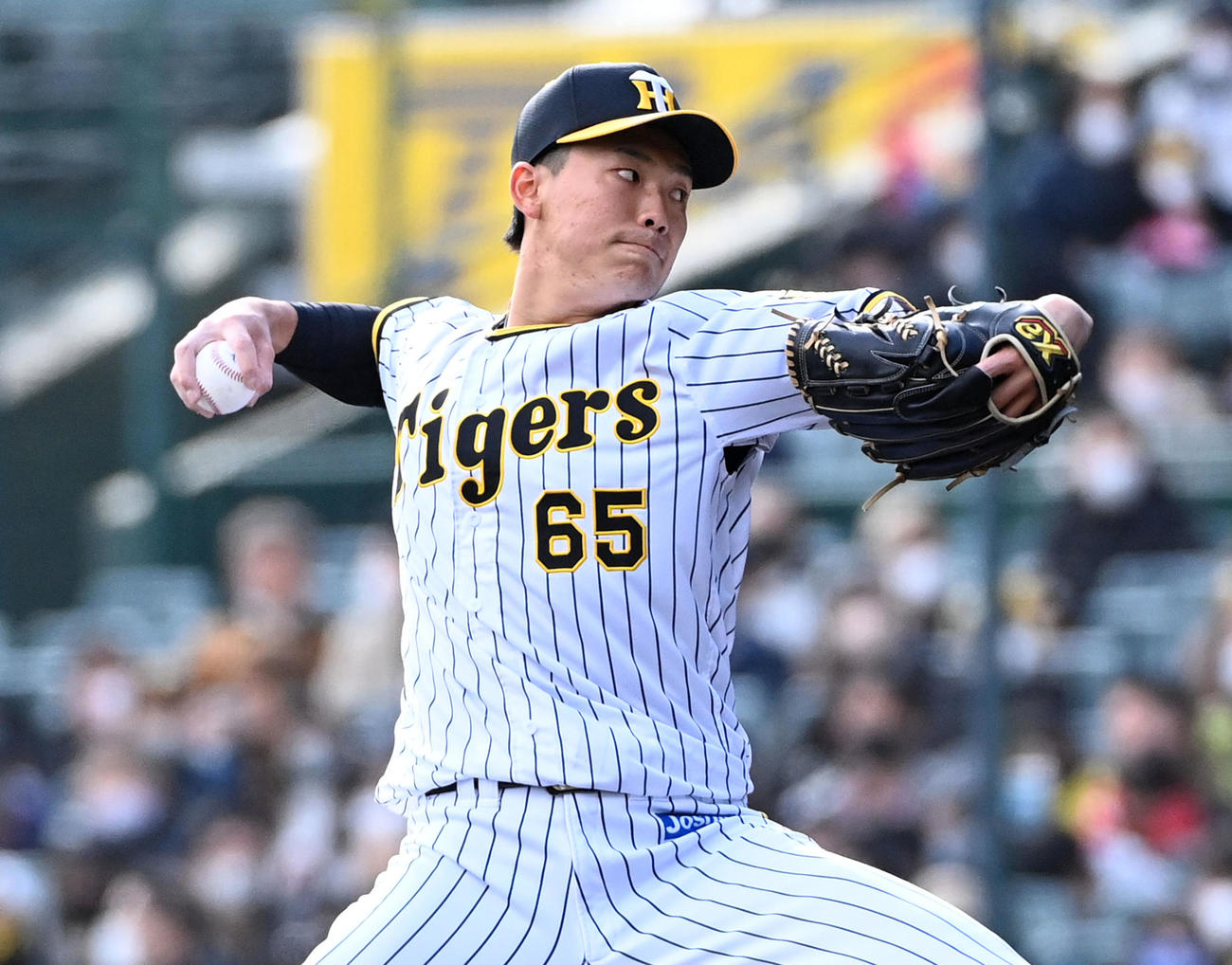 阪神対楽天　阪神3番手の湯浅（撮影・前岡正明）