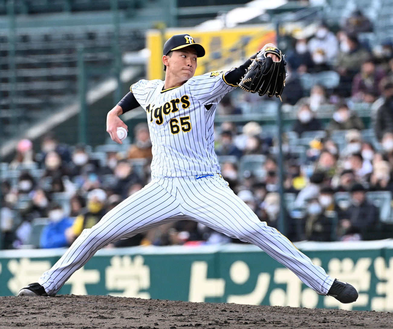 阪神対楽天　阪神3番手の湯浅（撮影・前岡正明）