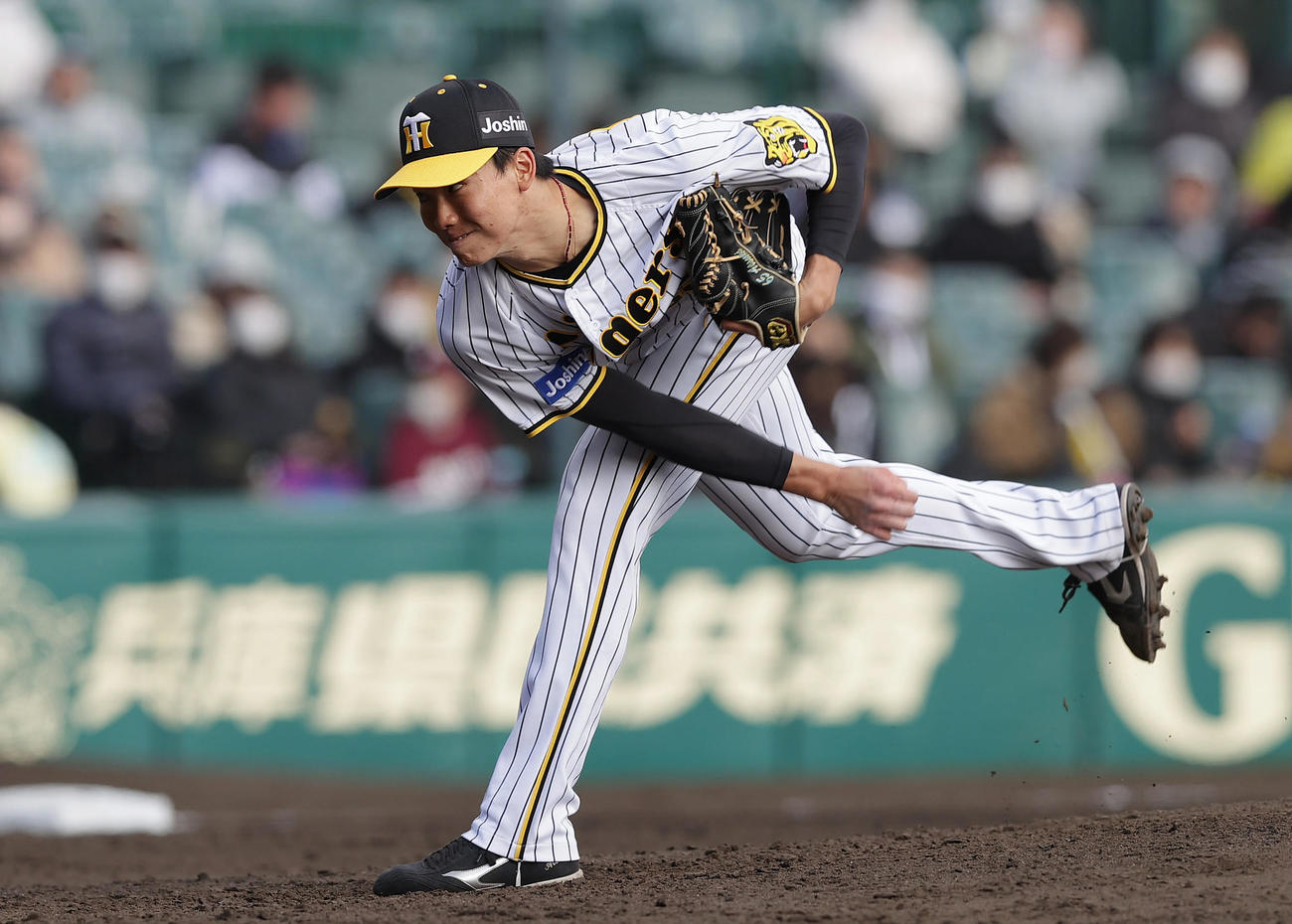 阪神対楽天　8回表、阪神3番手で登板する湯浅（撮影・前田充）