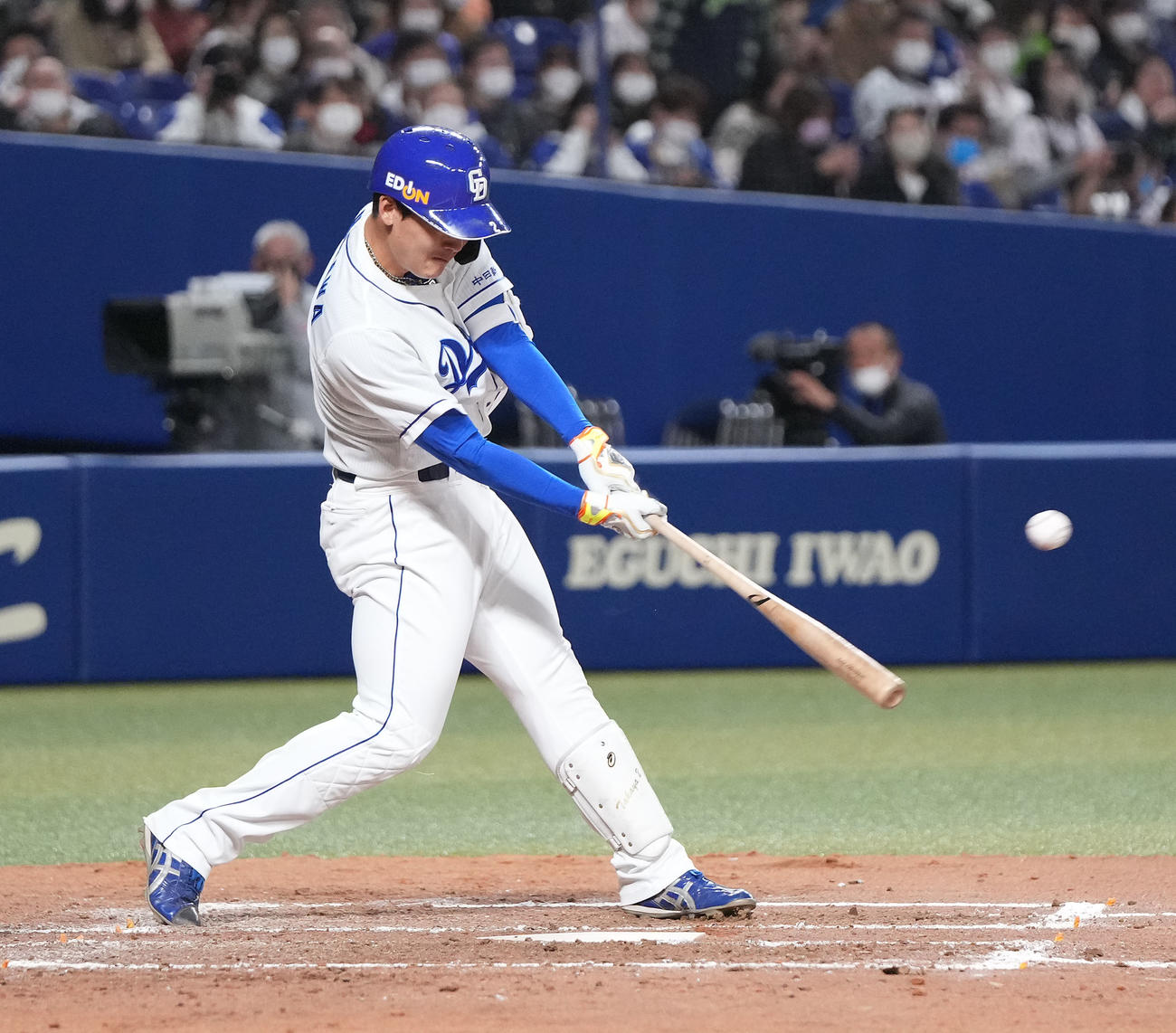 オープン戦中日対ヤクルト　4回裏中日2死、左前安打を放つ石川昂弥（撮影・森本幸一）