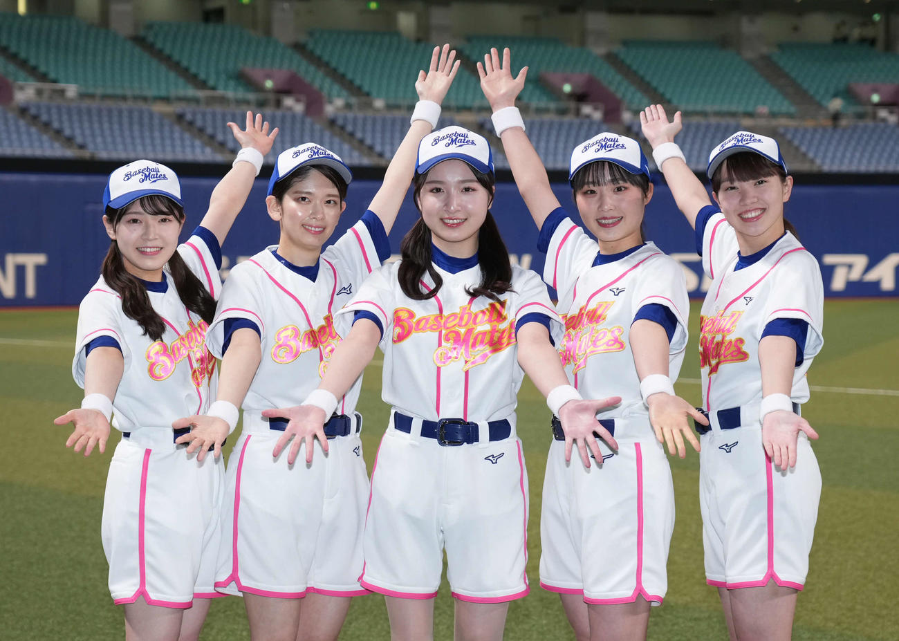 お披露目されたベースボールメイツ。左からNATSUHA、AYAKA、YURIKO、HONOKA、RIE（撮影・森本幸一）