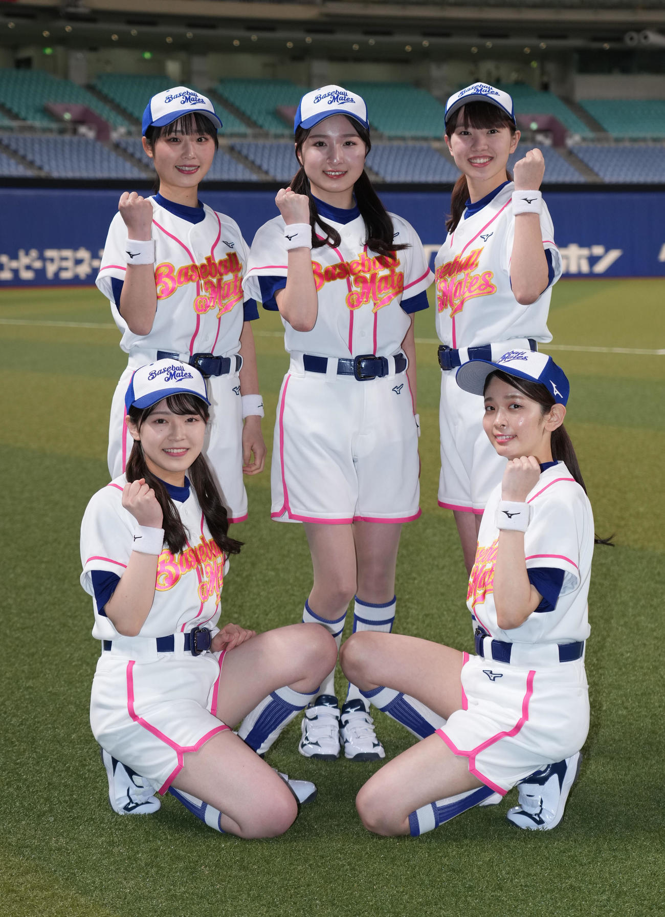 オープン戦中日対ヤクルト　試合後、お披露目されたベースボールメイツ（前列左から）NATSUHA、AYAKA（後列左から）HONOKA、YURIKO、RIE（撮影・森本幸一）