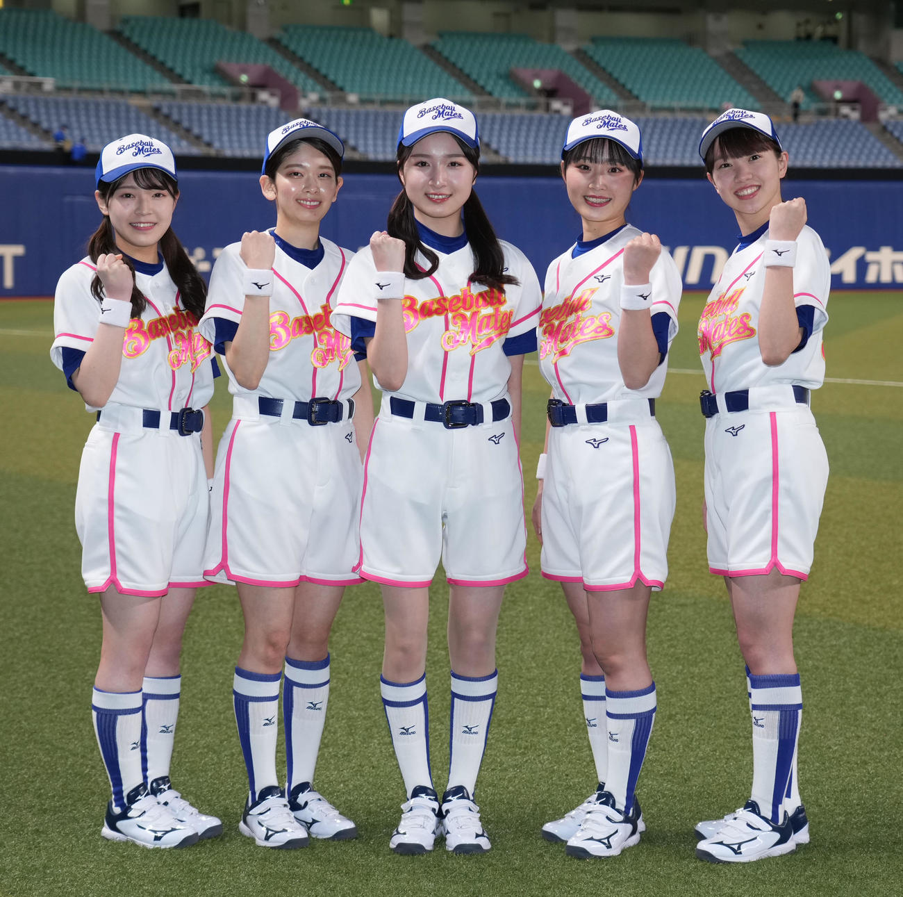中日対ヤクルト　試合後、お披露目されたベースボールメイツ（左から）NATSUHA、AYAKA、YURIKO、HONOKA、RIE（撮影・森本幸一）