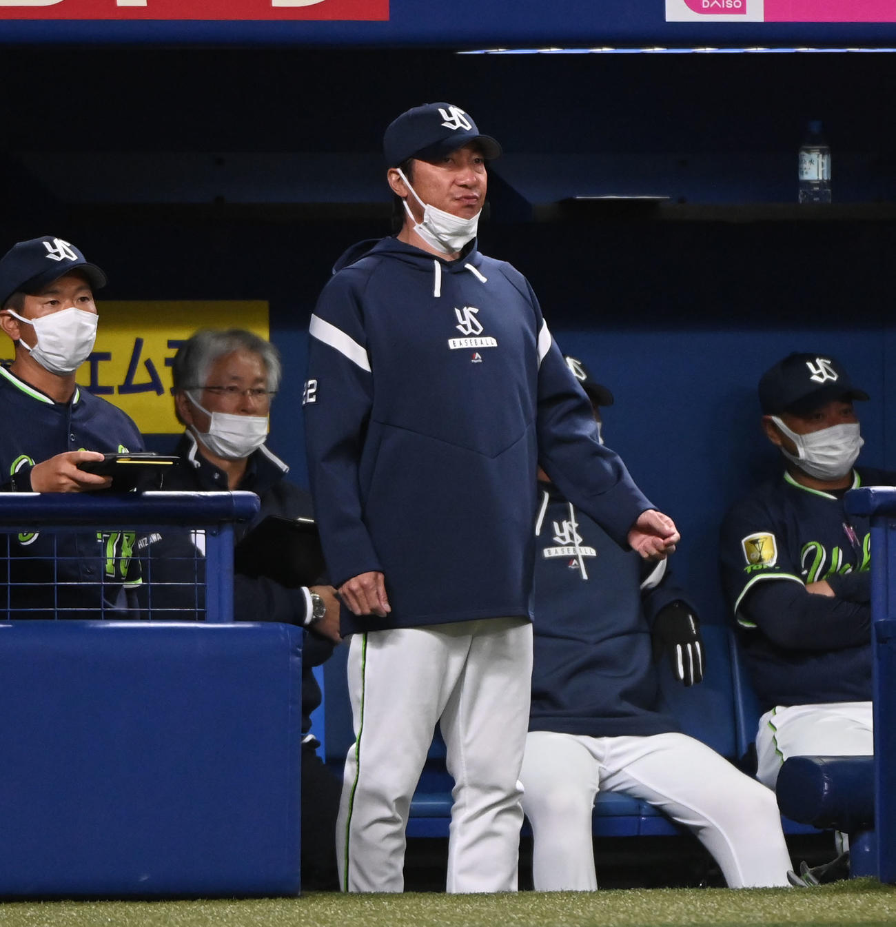 オープン戦中日対ヤクルト　5回表、選手交代を告げる高津監督（撮影・森本幸一）