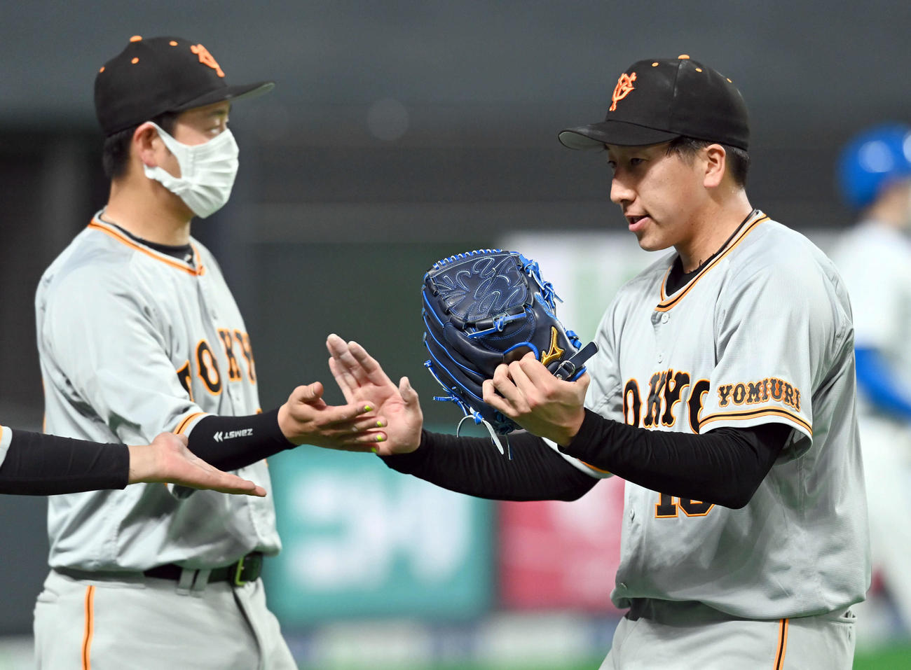 日本ハム対巨人　7回からマウンドに上がり無失点に抑えた巨人大勢（右）（撮影・たえ見朱実）