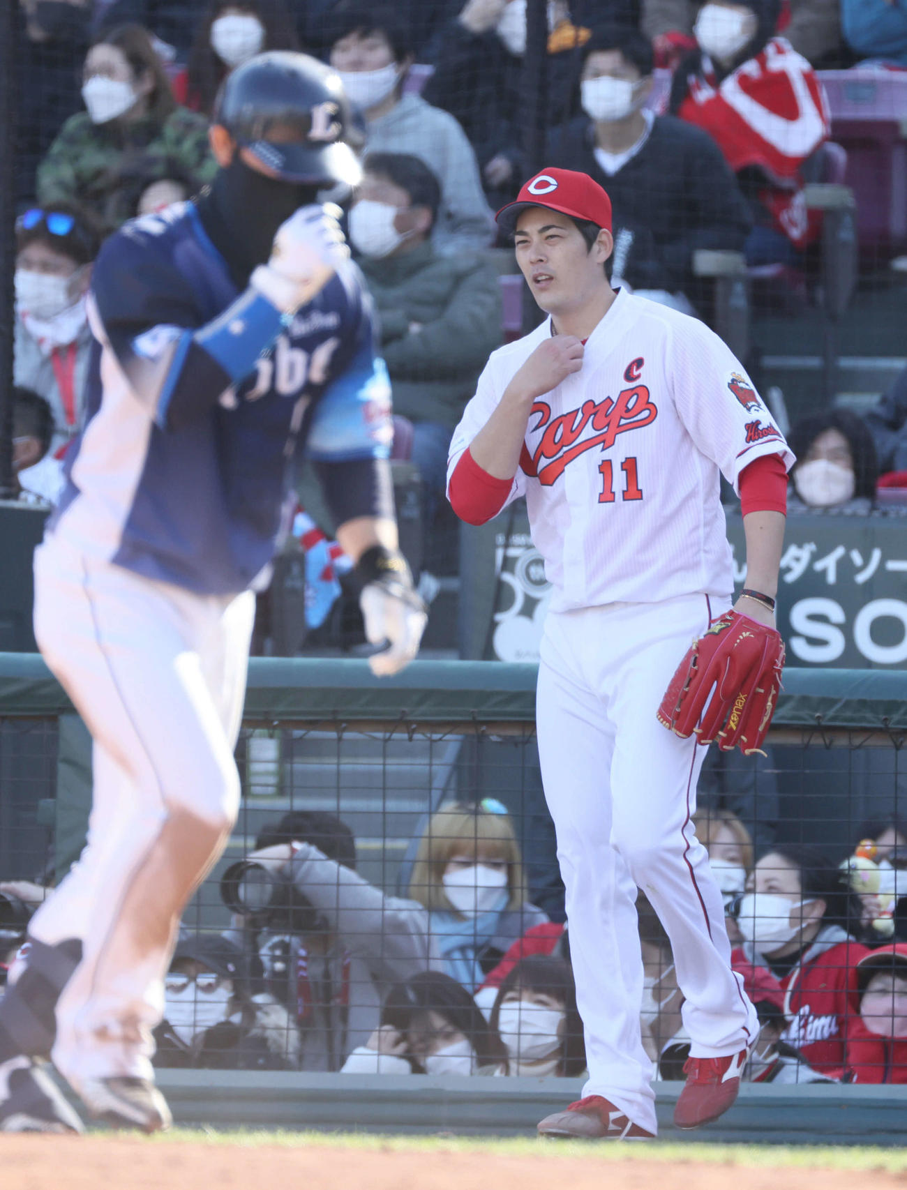 広島対西武　8回表西武1死一、三塁、渡部に同点左犠飛を打たれた九里（撮影・加藤孝規）