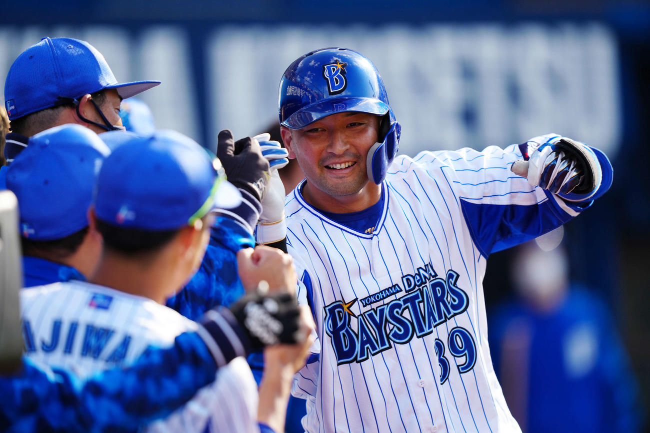 DeNA対オリックス　6回裏DeNA2死、ソロ本塁打を放ちタッチをかわす嶺井（撮影・江口和貴）