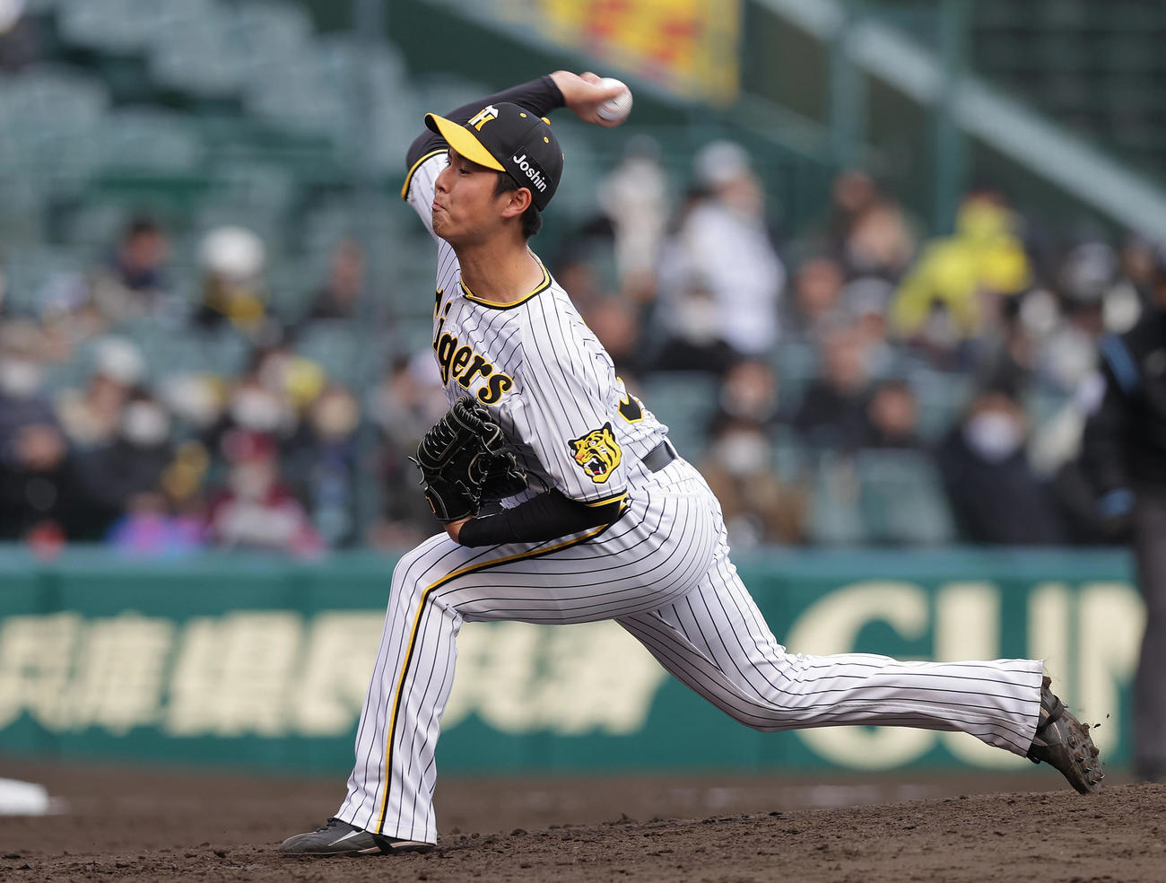 阪神対楽天　5回表、阪神2番手で登板する浜地（撮影・前田充）