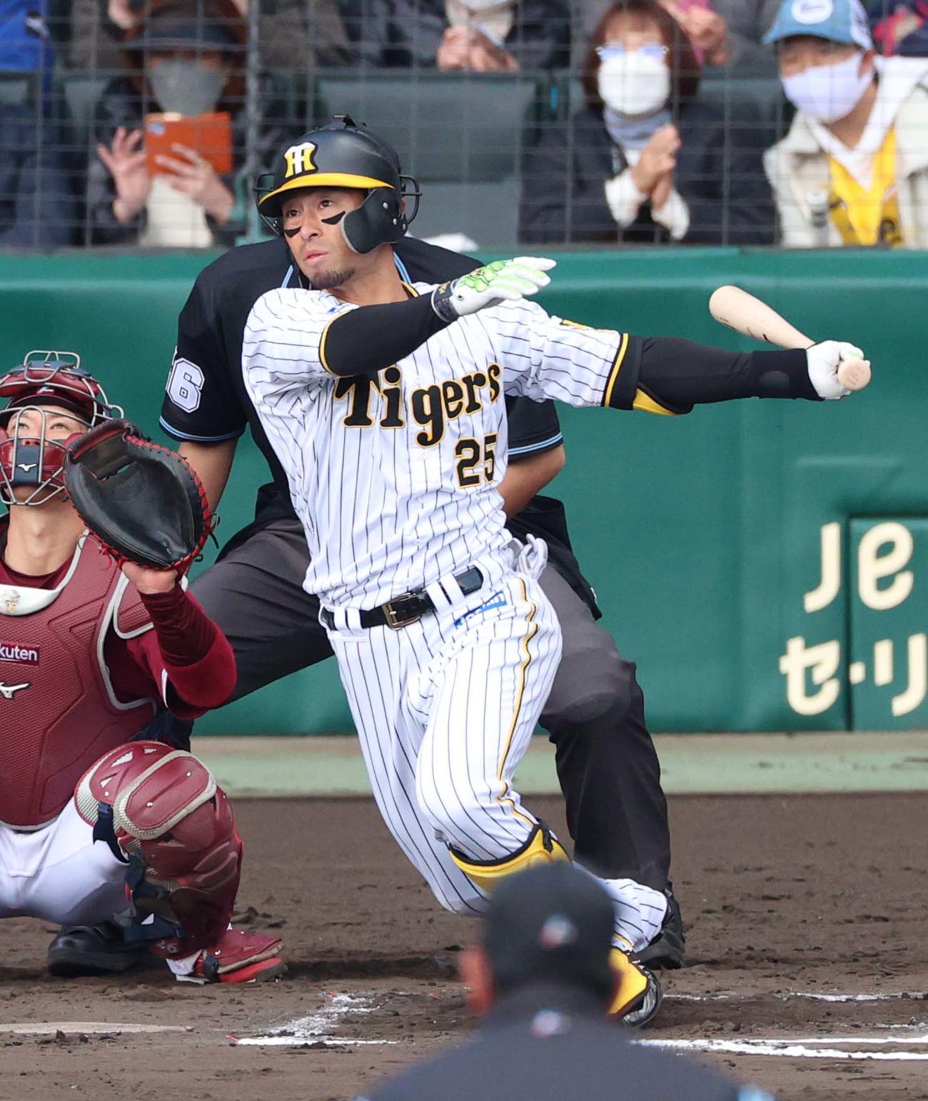 6日阪神対楽天オープン戦　6回裏阪神2死一塁、江越は右前安打を放つ