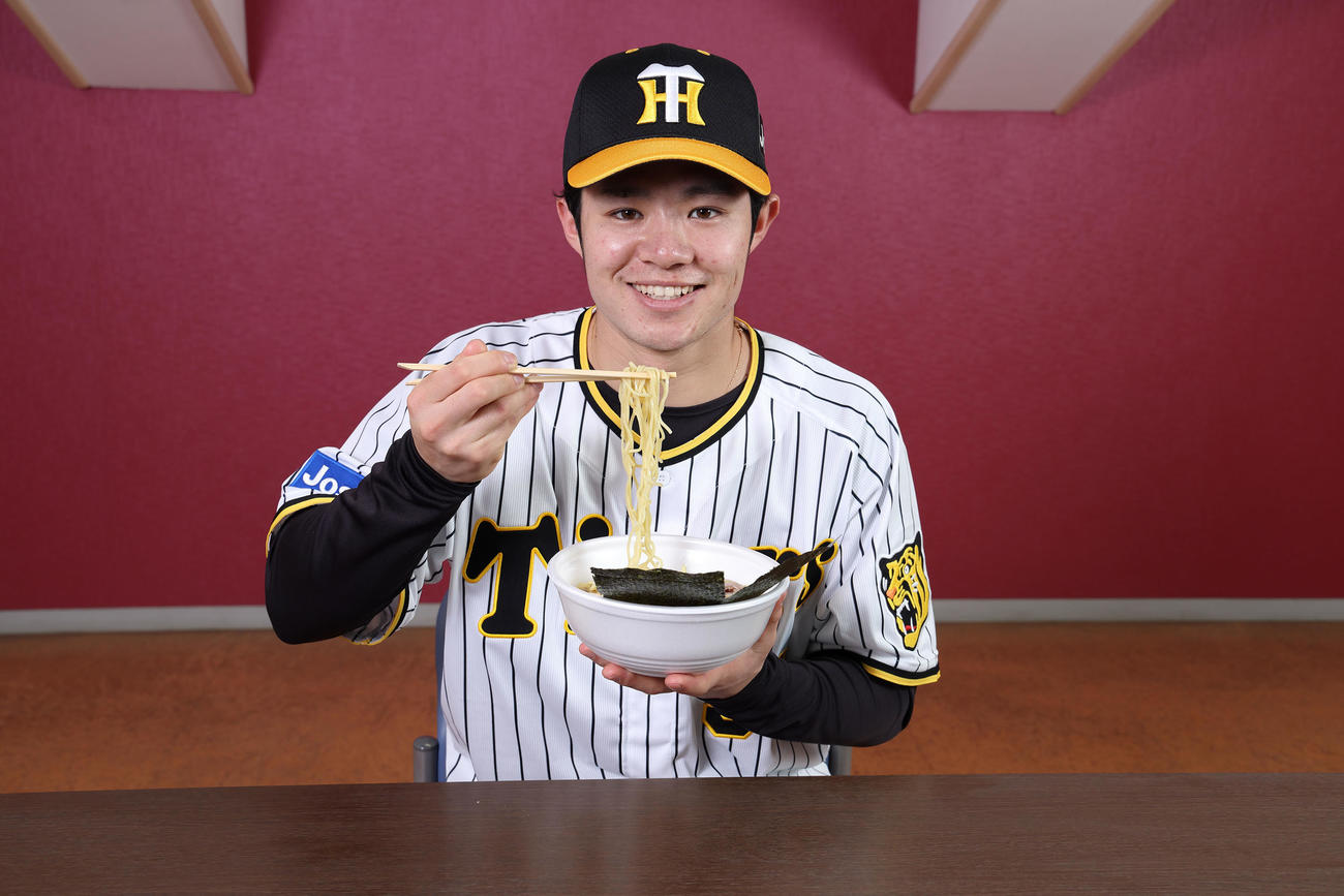 山形出身！中野のあごだし冷やしラーメンを食べる中野（甲子園球場提供）