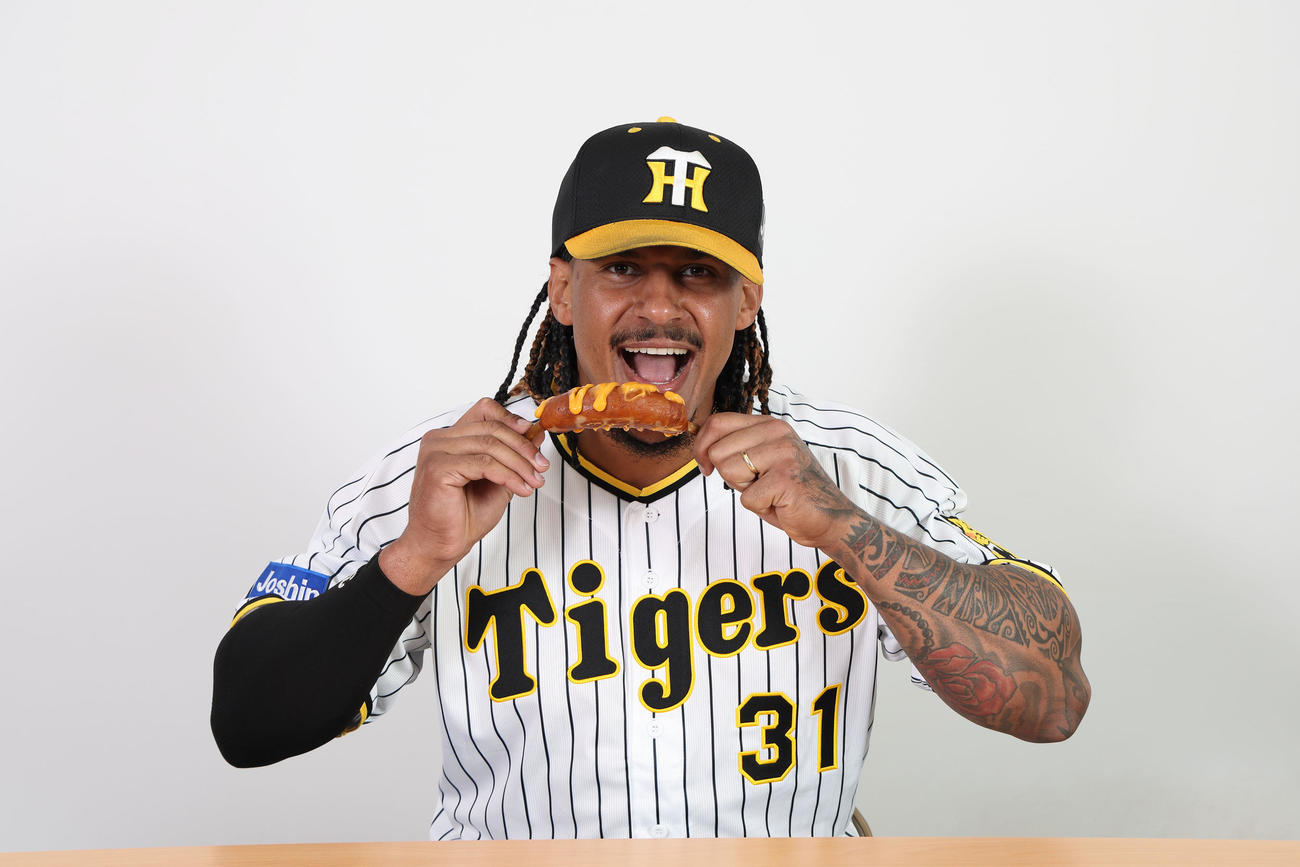 マルテの骨付きチーズフランクを食べるマルテ（甲子園球場提供）