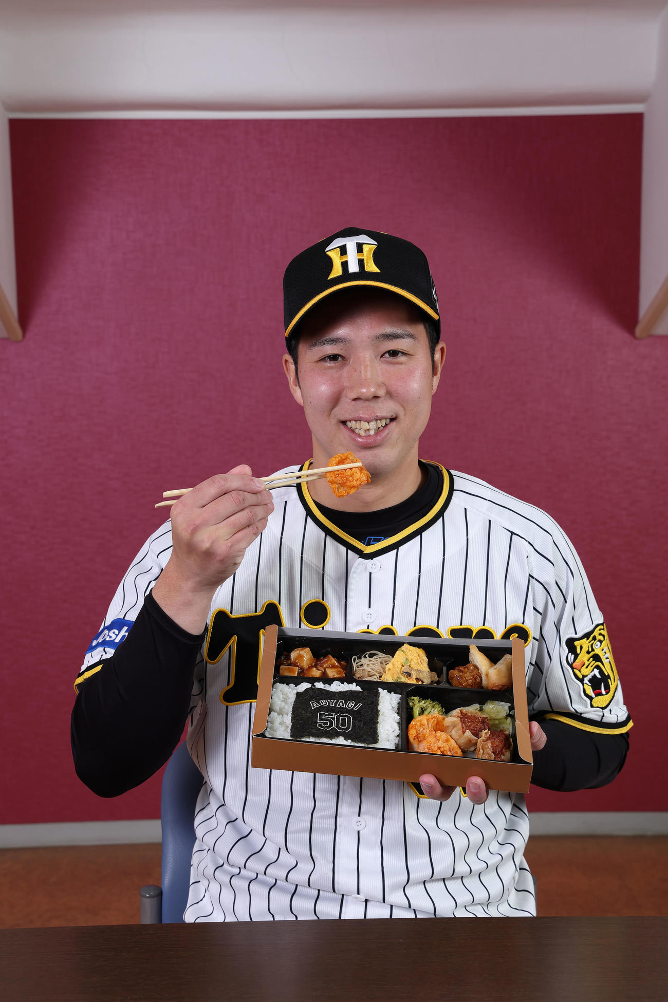 横浜出身！青柳の彩り中華弁当を食べる青柳（甲子園球場提供）