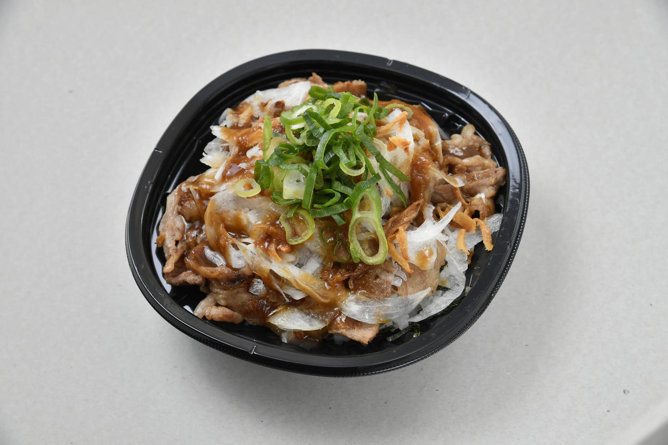 近本のさっぱり牛カルビ丼～淡路島産たまねぎ盛り～（甲子園球場提供）