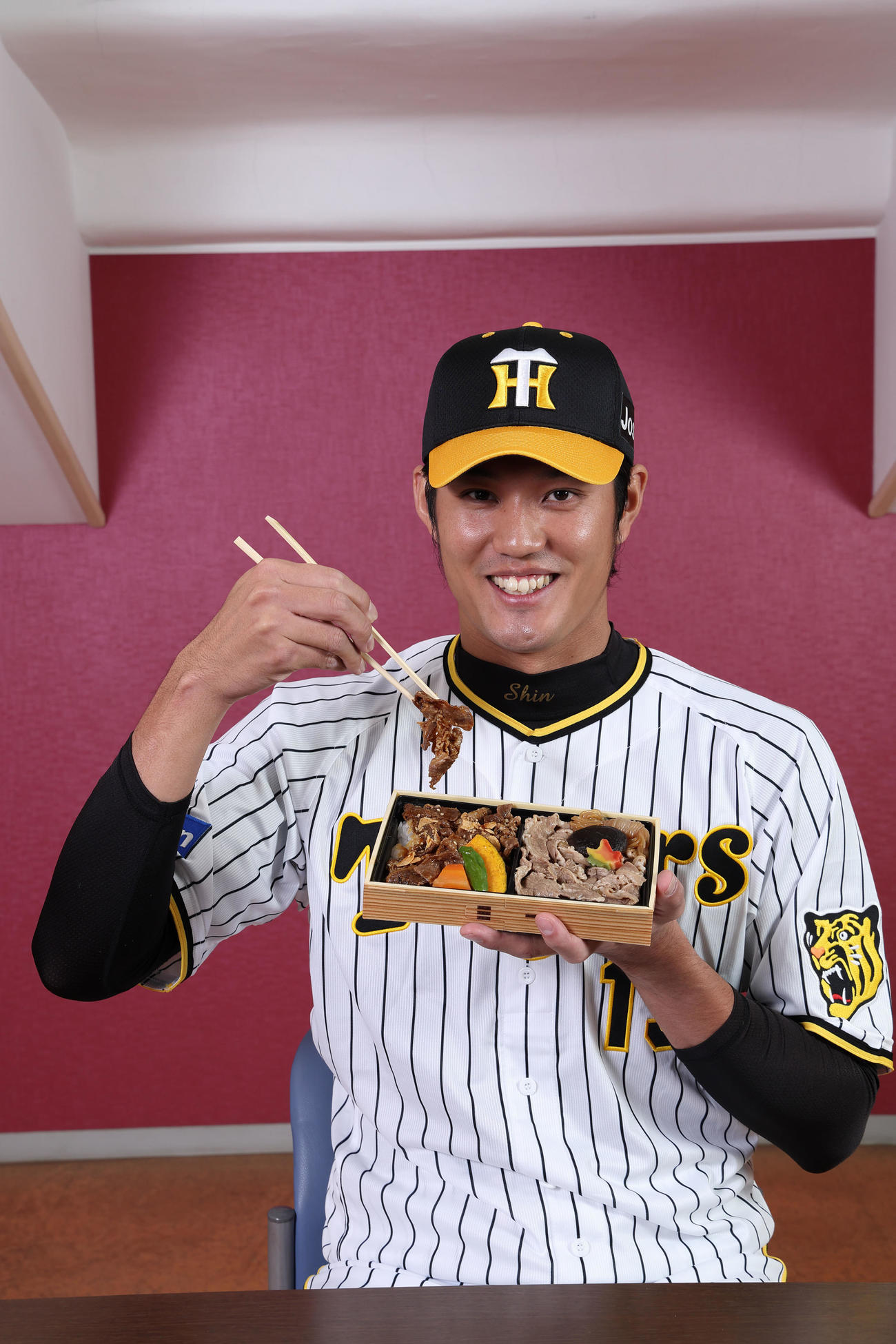 藤浪の豪快！肉肉弁当を食べる藤浪（甲子園球場提供）