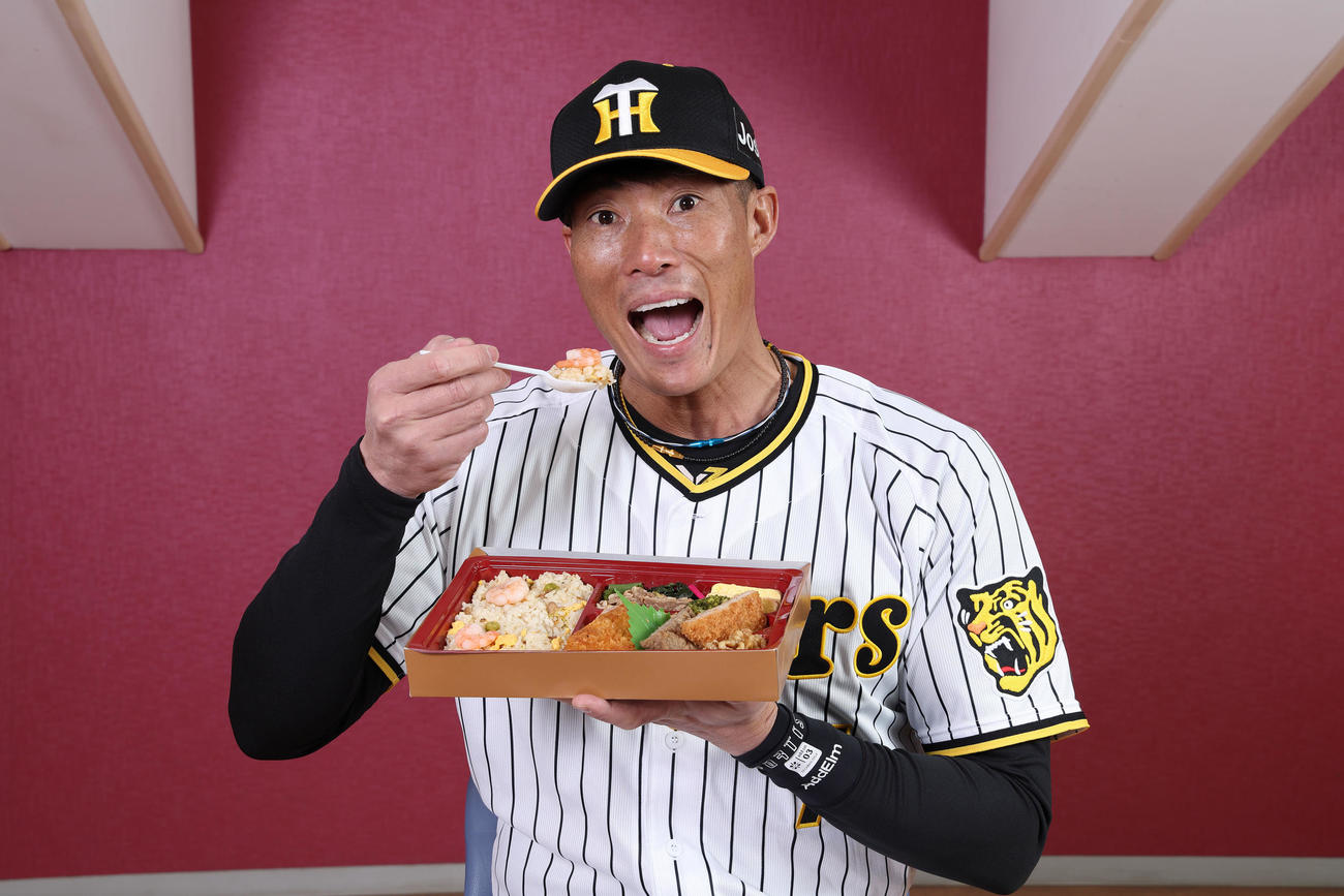 糸井嘉男の超人チャーハン弁当を食べる糸井（甲子園球場提供）