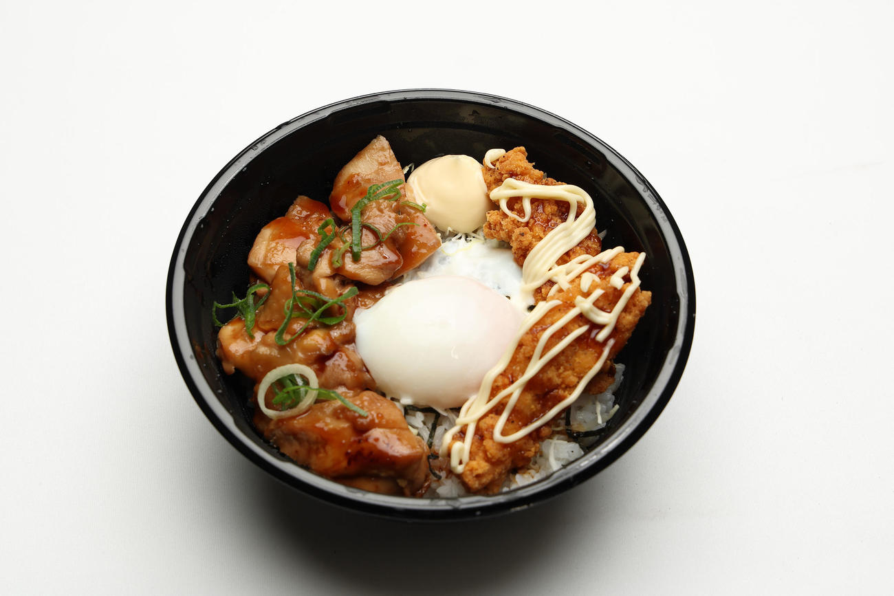 サトテルのWチキン輝（テリ）ヤキ丼（甲子園球場提供）
