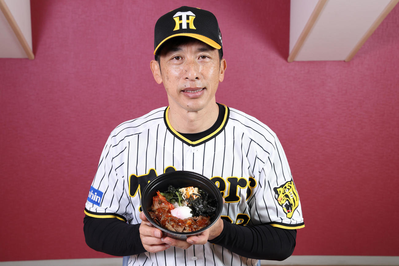 矢野監督のこだわり肉盛りビビンバ丼と矢野監督（甲子園球場提供）