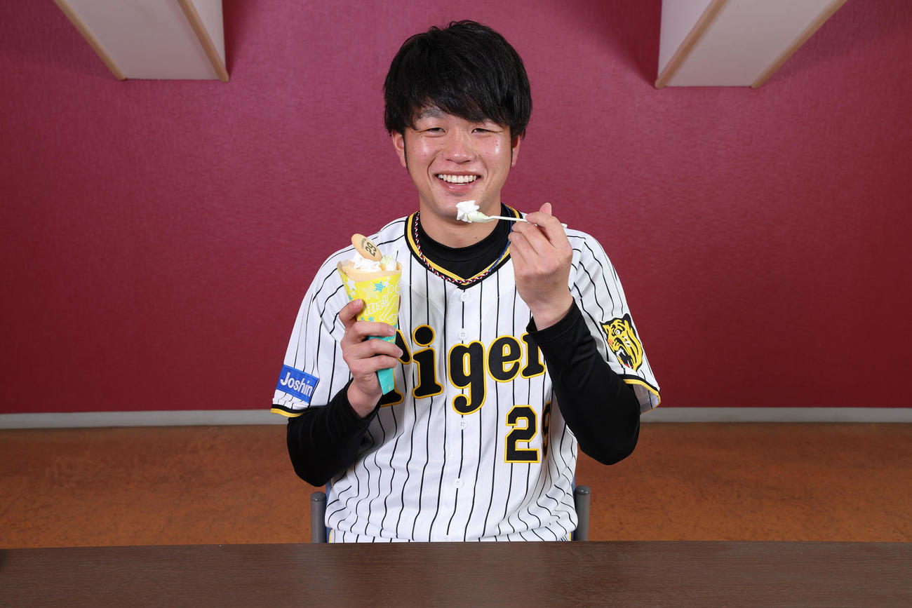 遥人のメロン畑クレープを食べる高橋（甲子園球場提供）