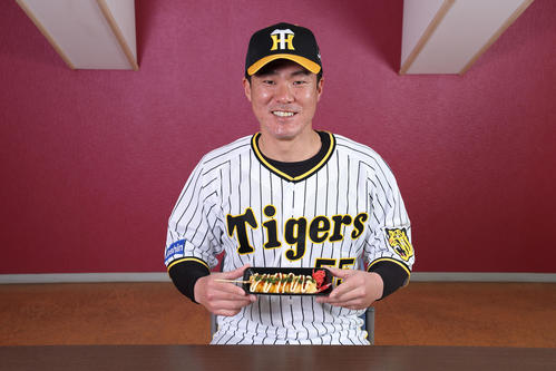 浪速の漢！陽川の肉厚とん平焼きと陽川（甲子園球場提供）