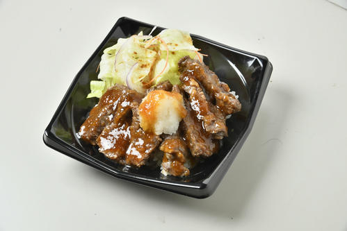 糸井の超パワフルハラミ丼（甲子園球場提供）