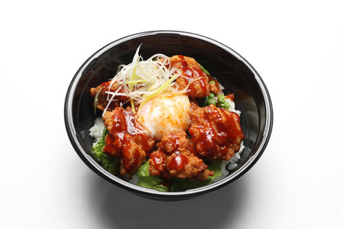 秋山の旨辛唐揚げ丼～ヤンニョムチキン風～（甲子園球場提供）