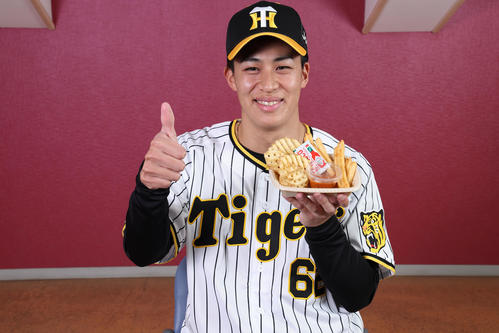 植田の2種盛りポテト～ミートソース添え～と植田（甲子園球場提供）