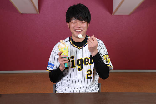遥人のメロン畑クレープを食べる高橋（甲子園球場提供）