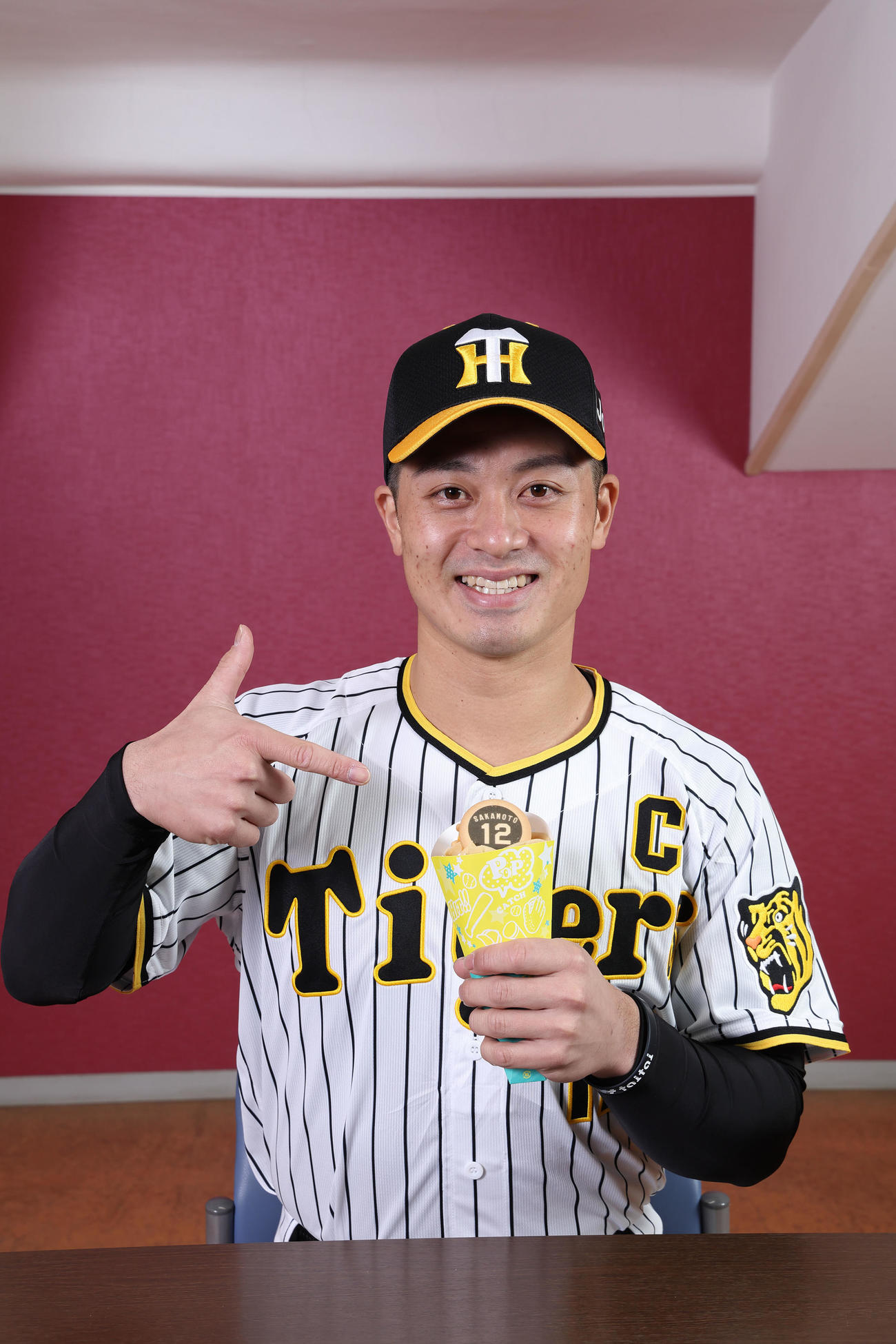 パティシエ坂本のキャラメルチョコクレープと坂本（甲子園球場提供）