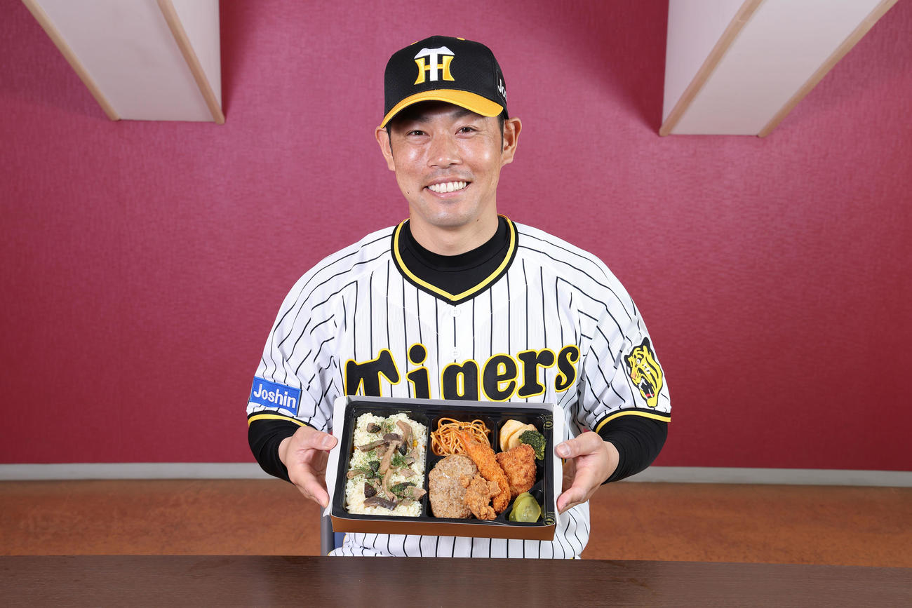 迫力満点！原口のミックスグリル弁当と原口（甲子園球場提供）