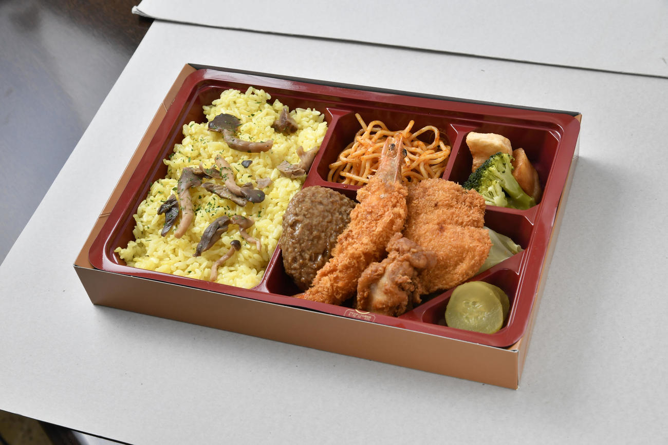 迫力満点！原口のミックスグリル弁当（甲子園球場提供）